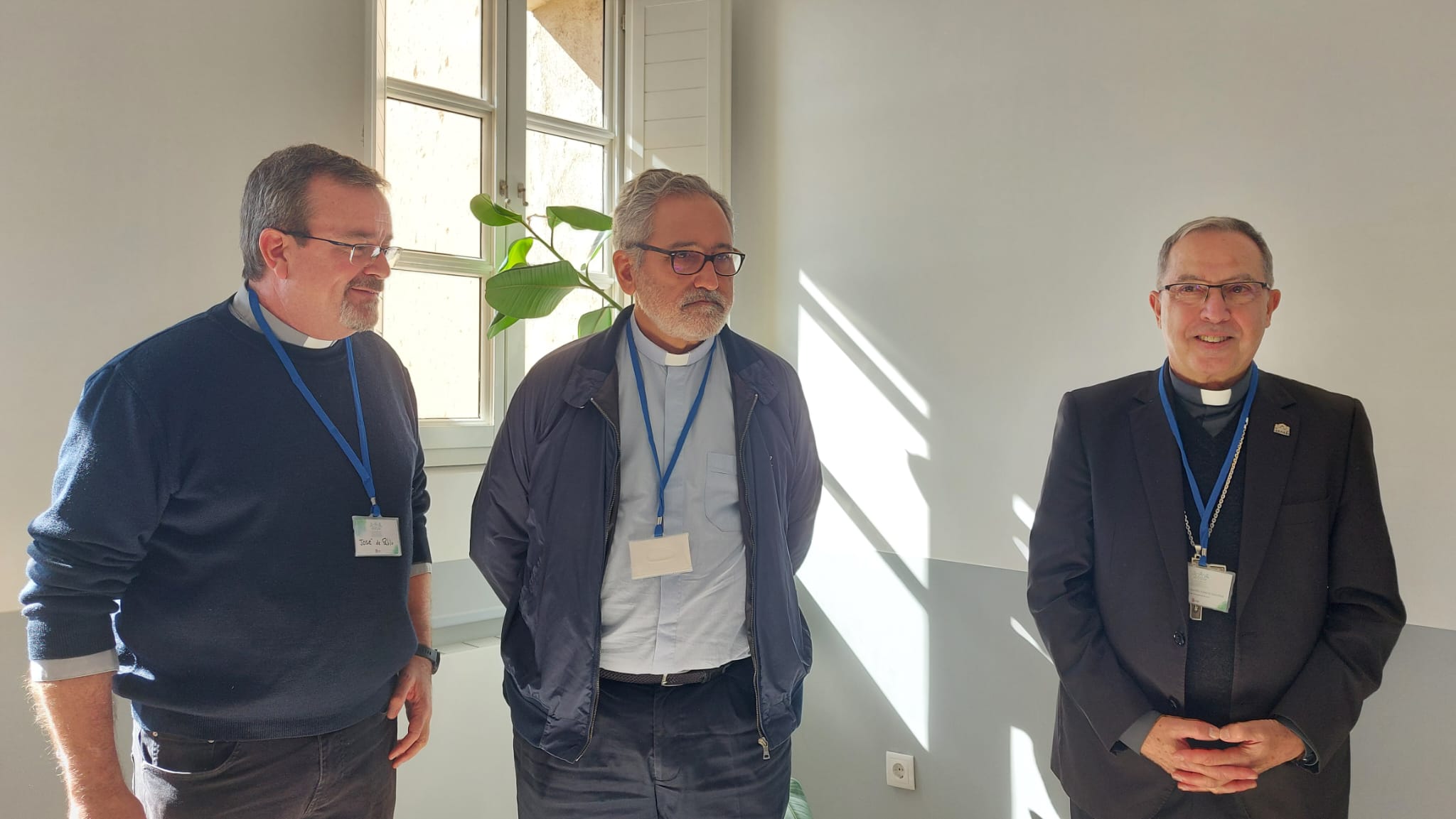 Fernando Valera, obispo de Zamora, junto con Juan Antonio Guerrero y José de Pablo, los dos jesuitas que colaboran en la Asamblea