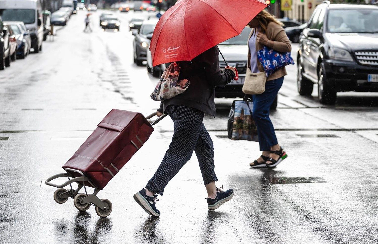 Dos personas caminan bajo la lluvia, a 2 de septiembre de 2023, en Madrid (España).   Carlos Luján   Europa Press   Archivo