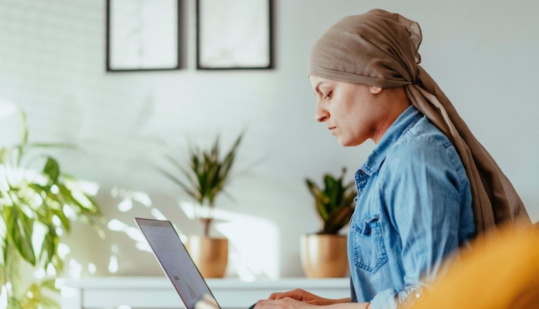 Mujer trabajando con cáncer. EP