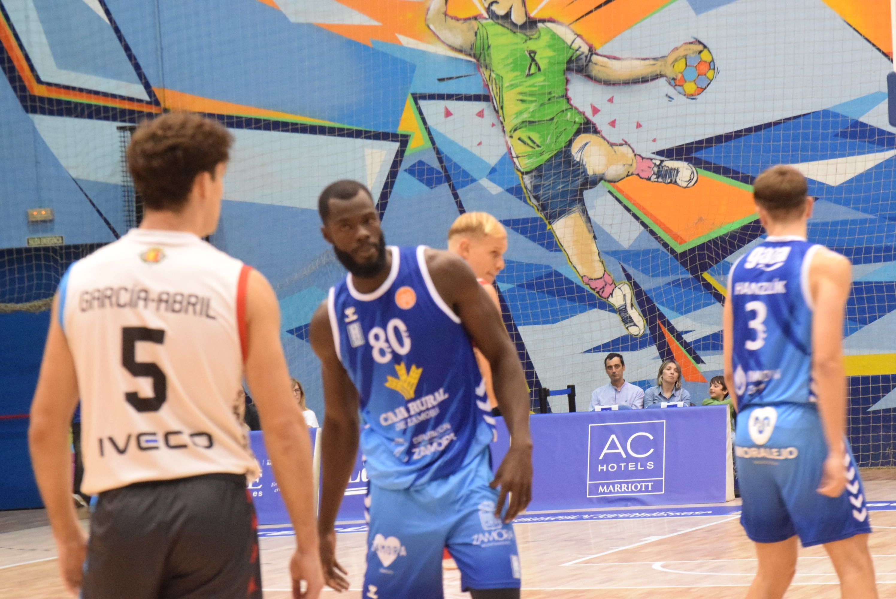 Junior Saintel en el partido entre el CB Zamora y Real Valladolid Baloncesto