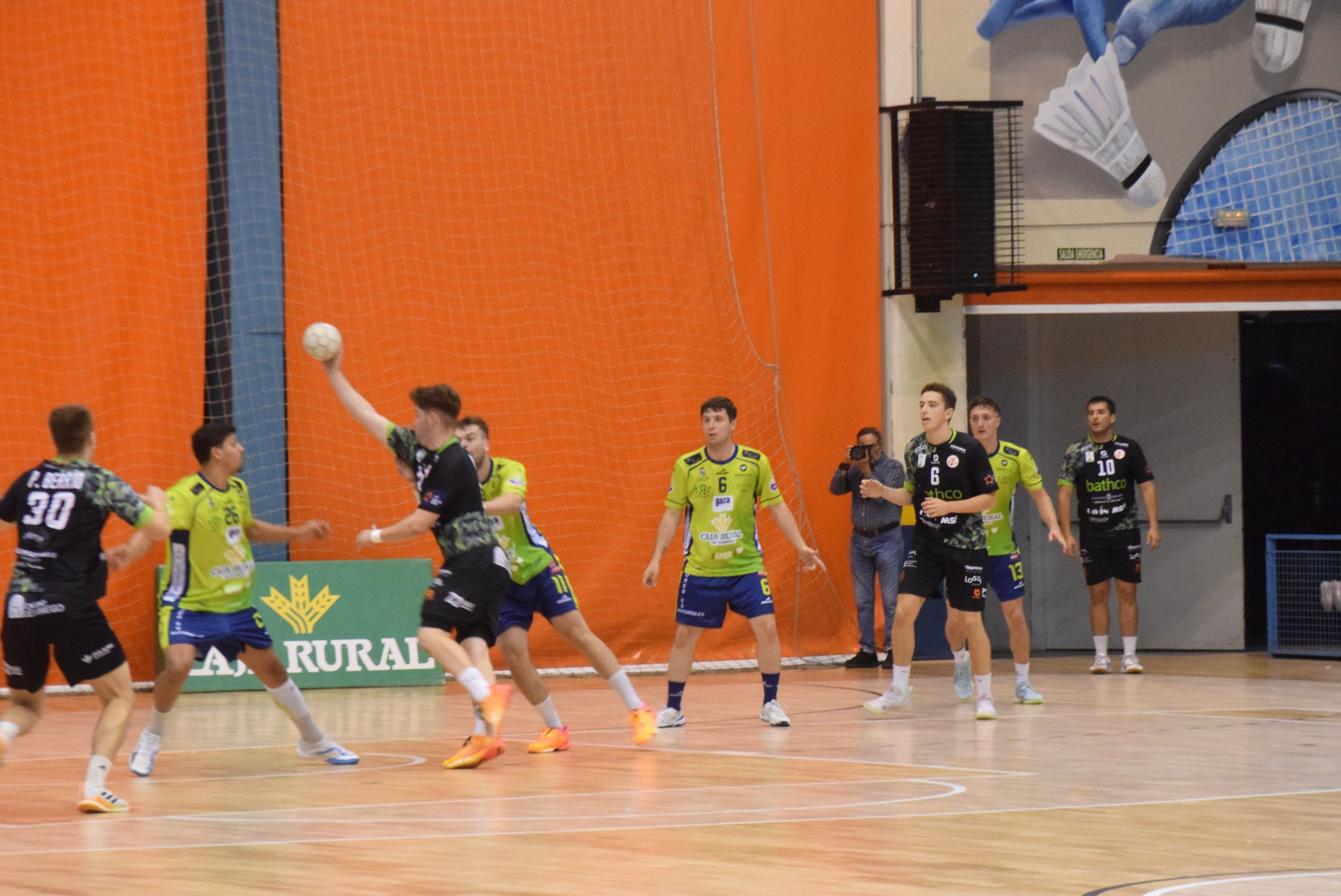 Imágenes del partido entre el Balonmano Zamora y Balonmano Torrelavega B