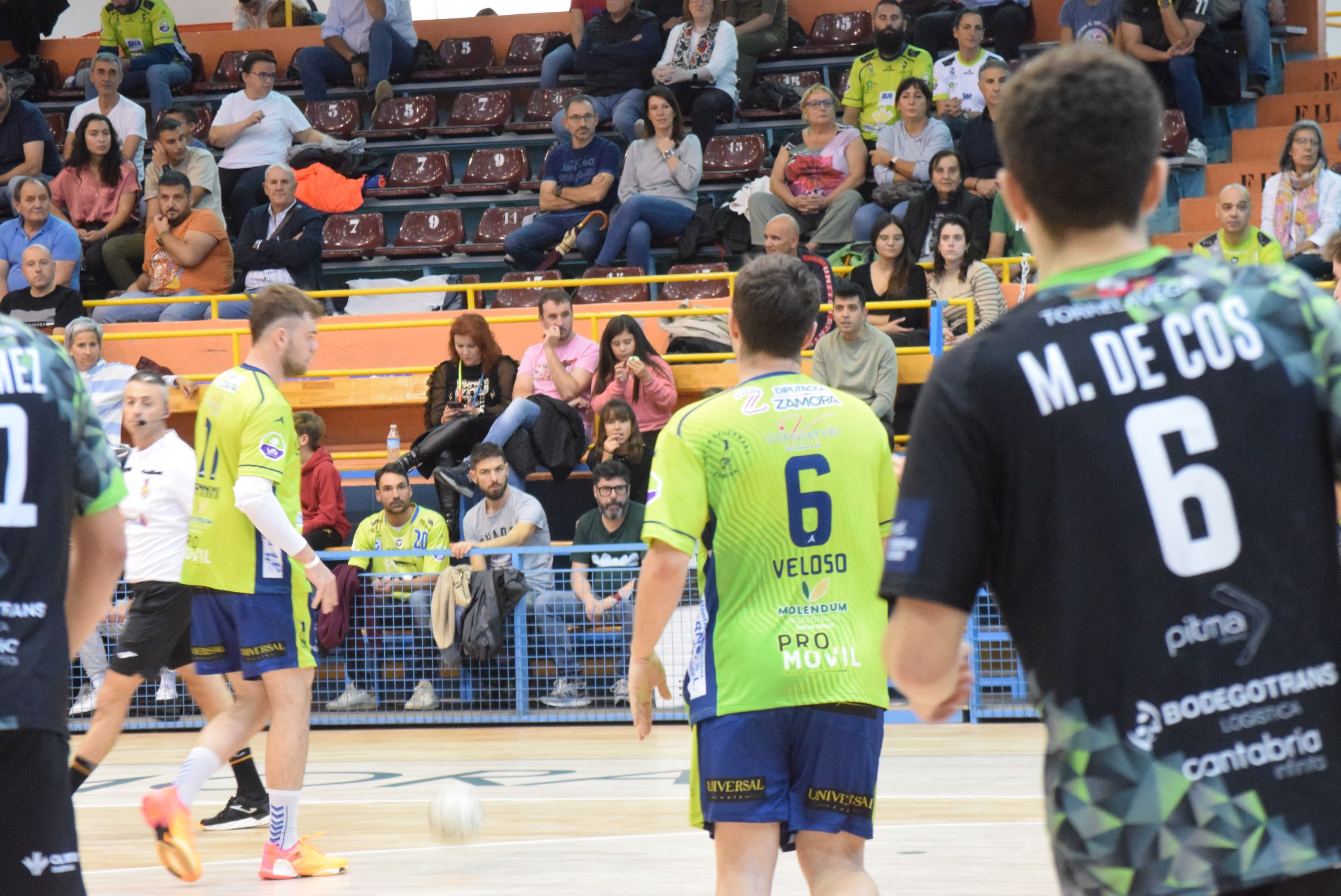 Imágenes del partido entre el Balonmano Zamora y Balonmano Torrelavega B