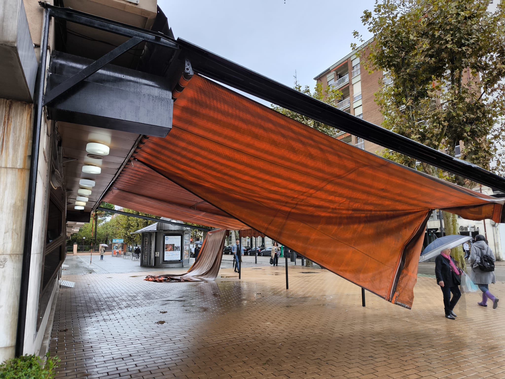 Imagen del toldo de la Cafetería Venecia, cerrado por jubilación, víctima de los estragos de la lluvia