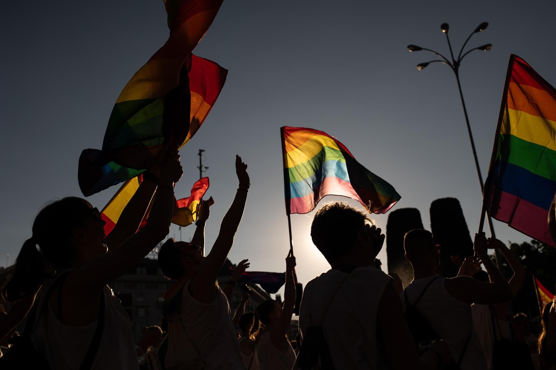 Varias personas con banderas LGTBI durante la manifestación estatal del Orgullo LGTBI+. EP