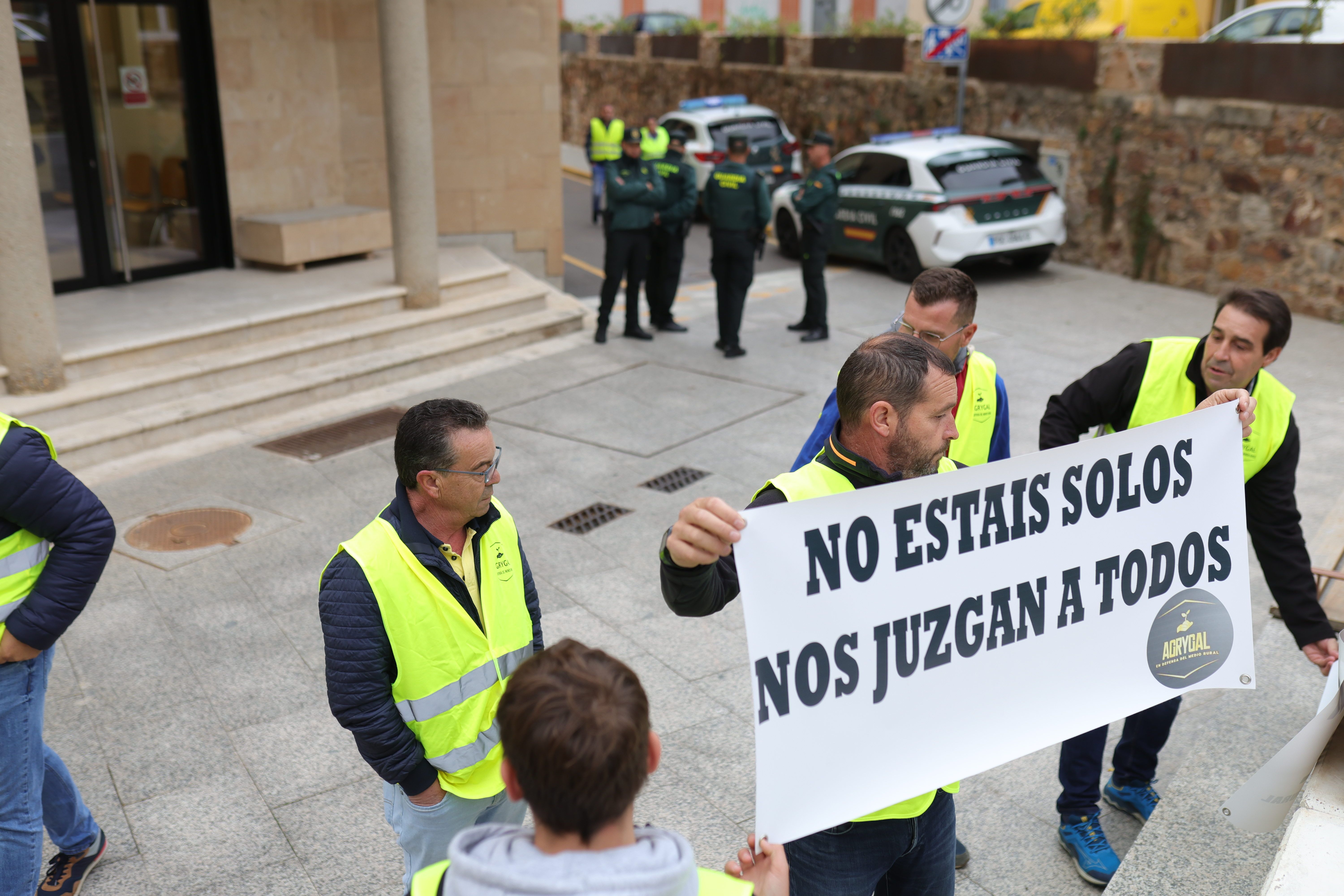 JL Leal / ICAL. Concentración en apoyo a un agricultor y un ganadero juzgados por los disturbios en las protestas agrarias 