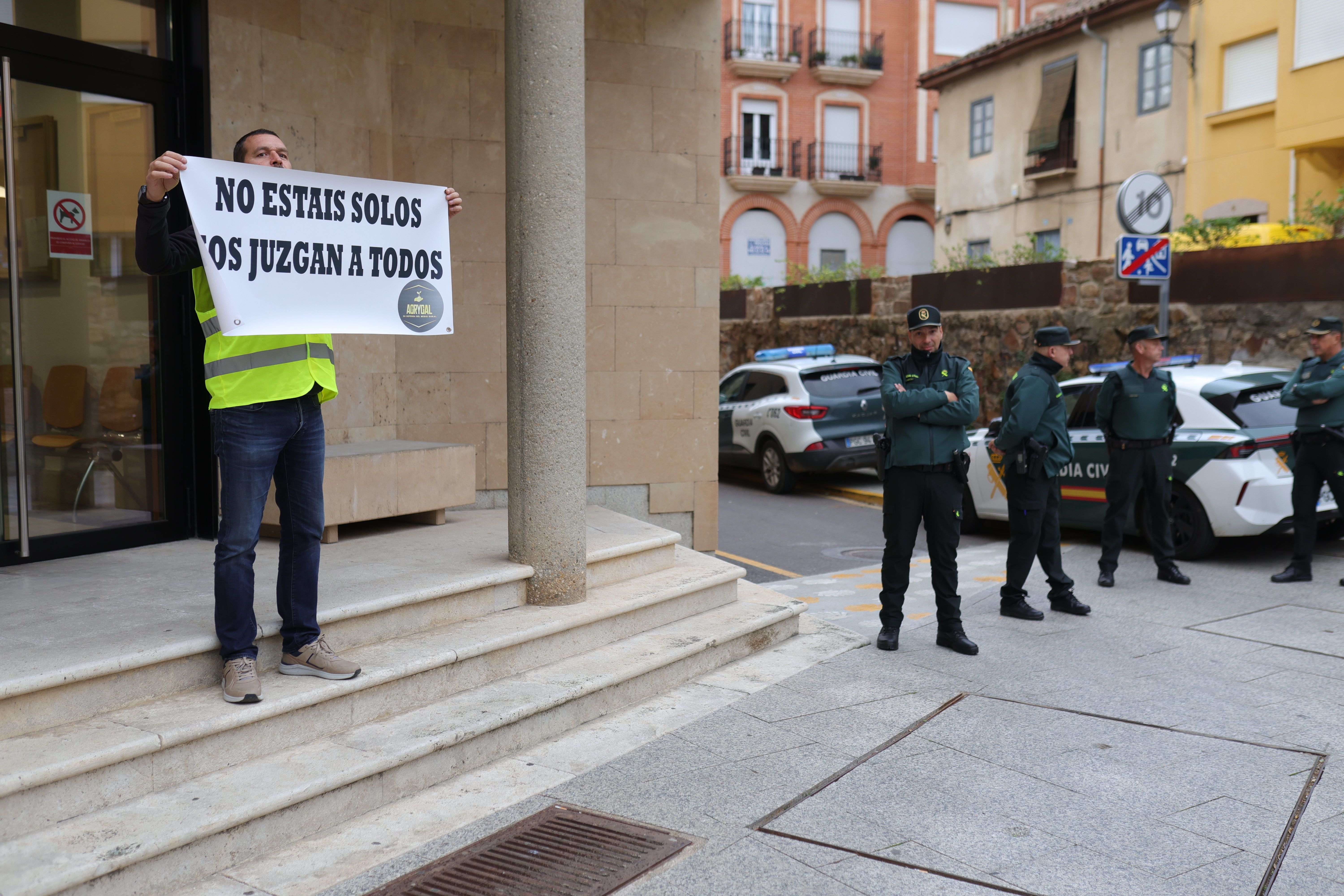 JL Leal / ICAL. Concentración en apoyo a un agricultor y un ganadero juzgados por los disturbios en las protestas agrarias 