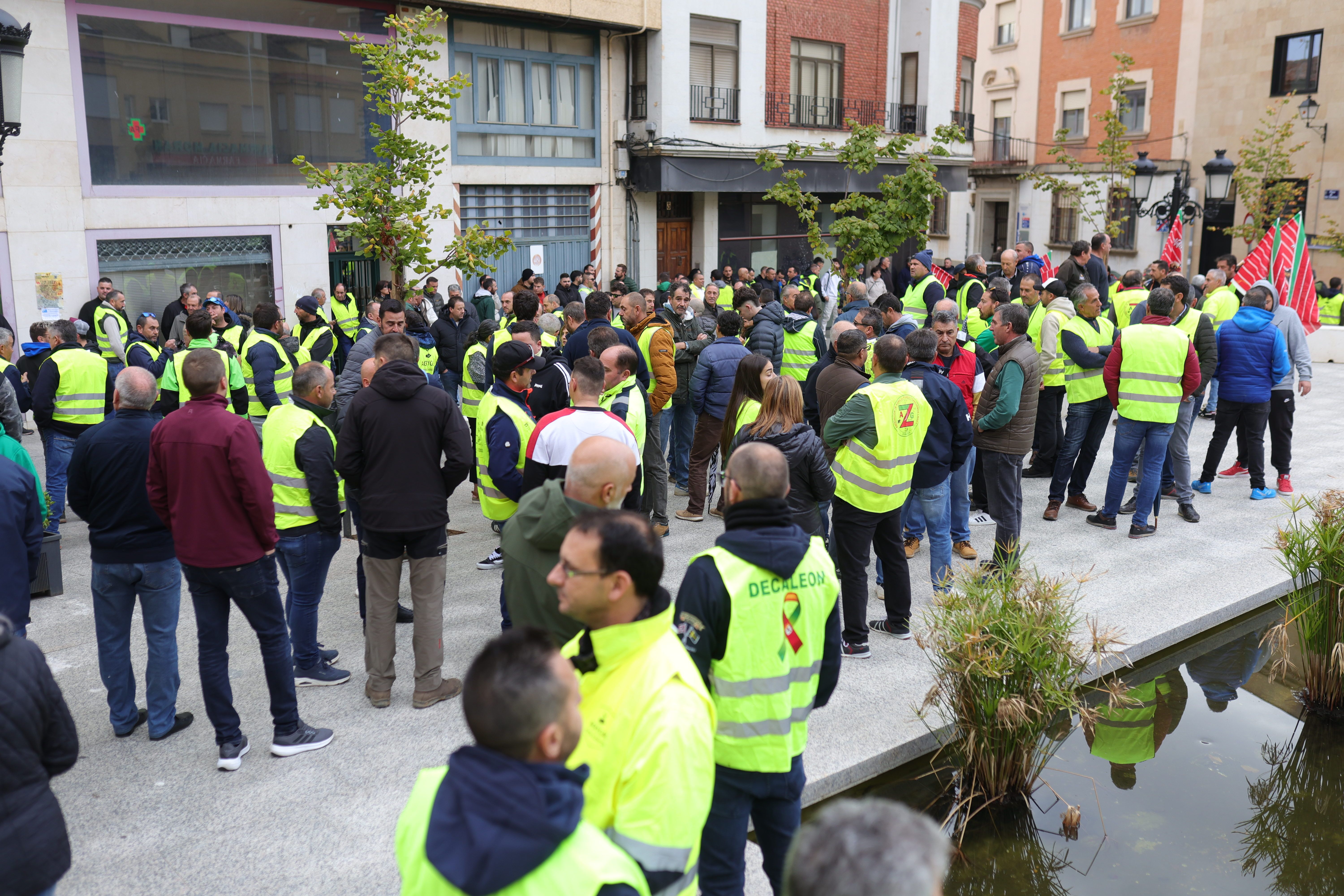 JL Leal / ICAL. Concentración en apoyo a un agricultor y un ganadero juzgados por los disturbios en las protestas agrarias 