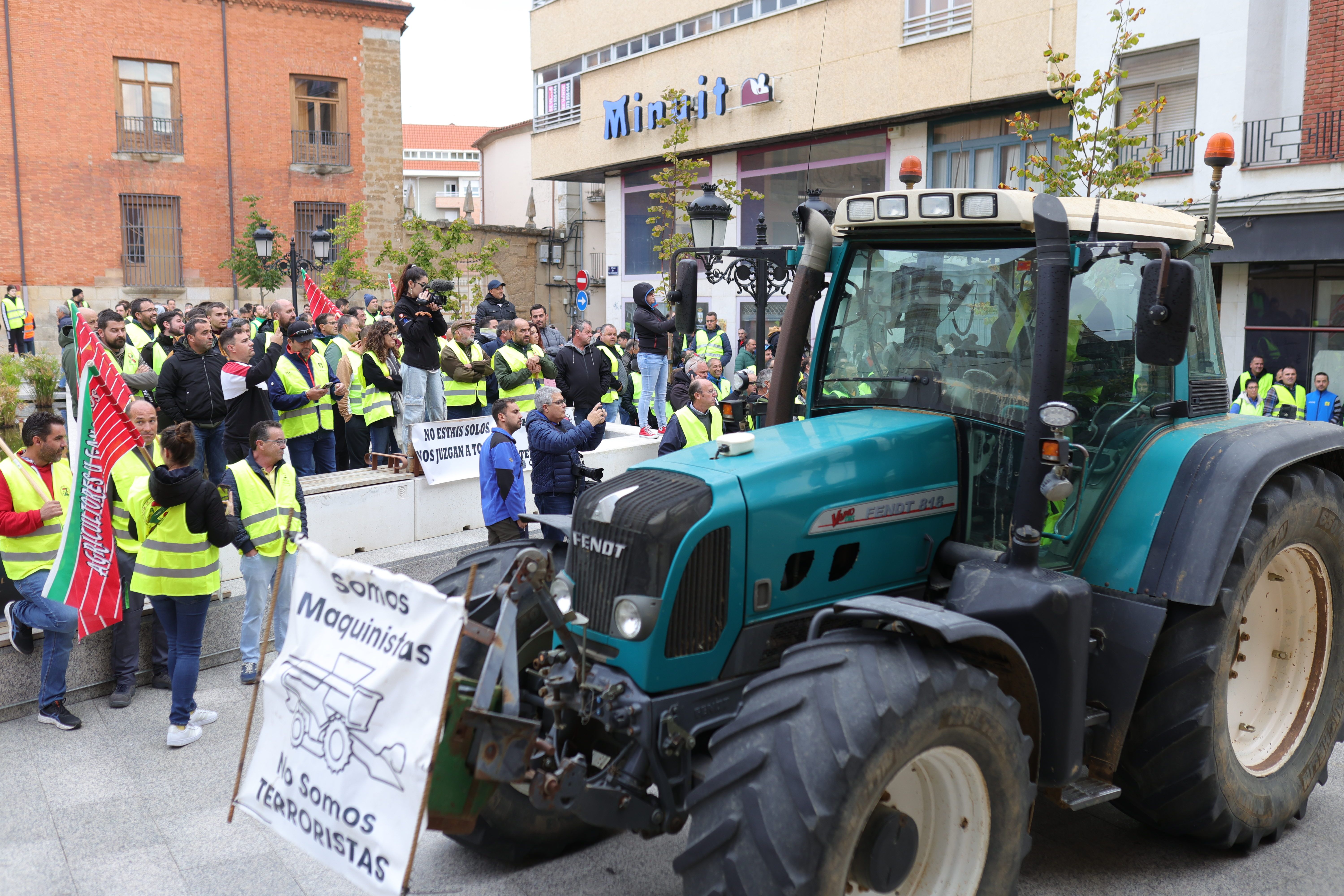 JL Leal / ICAL. Concentración en apoyo a un agricultor y un ganadero juzgados por los disturbios en las protestas agrarias 