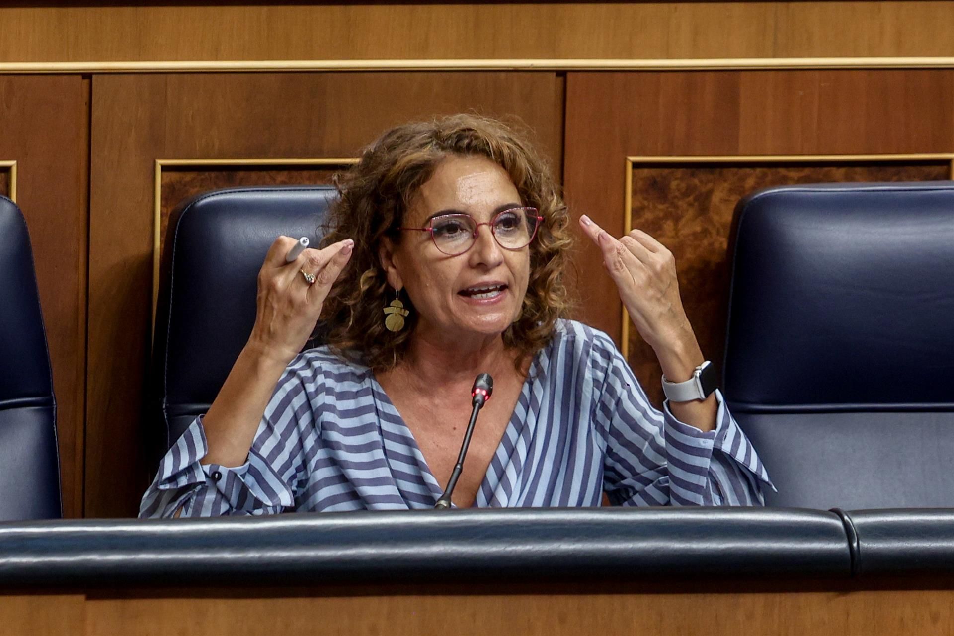 La vicepresidenta primera y ministra de Hacienda, María Jesús Montero, interviene durante una sesión de control al Gobierno, en el Congreso de los Diputados, a 9 de octubre de 2024, en Madrid (España). - Ricardo Rubio - Europa Press