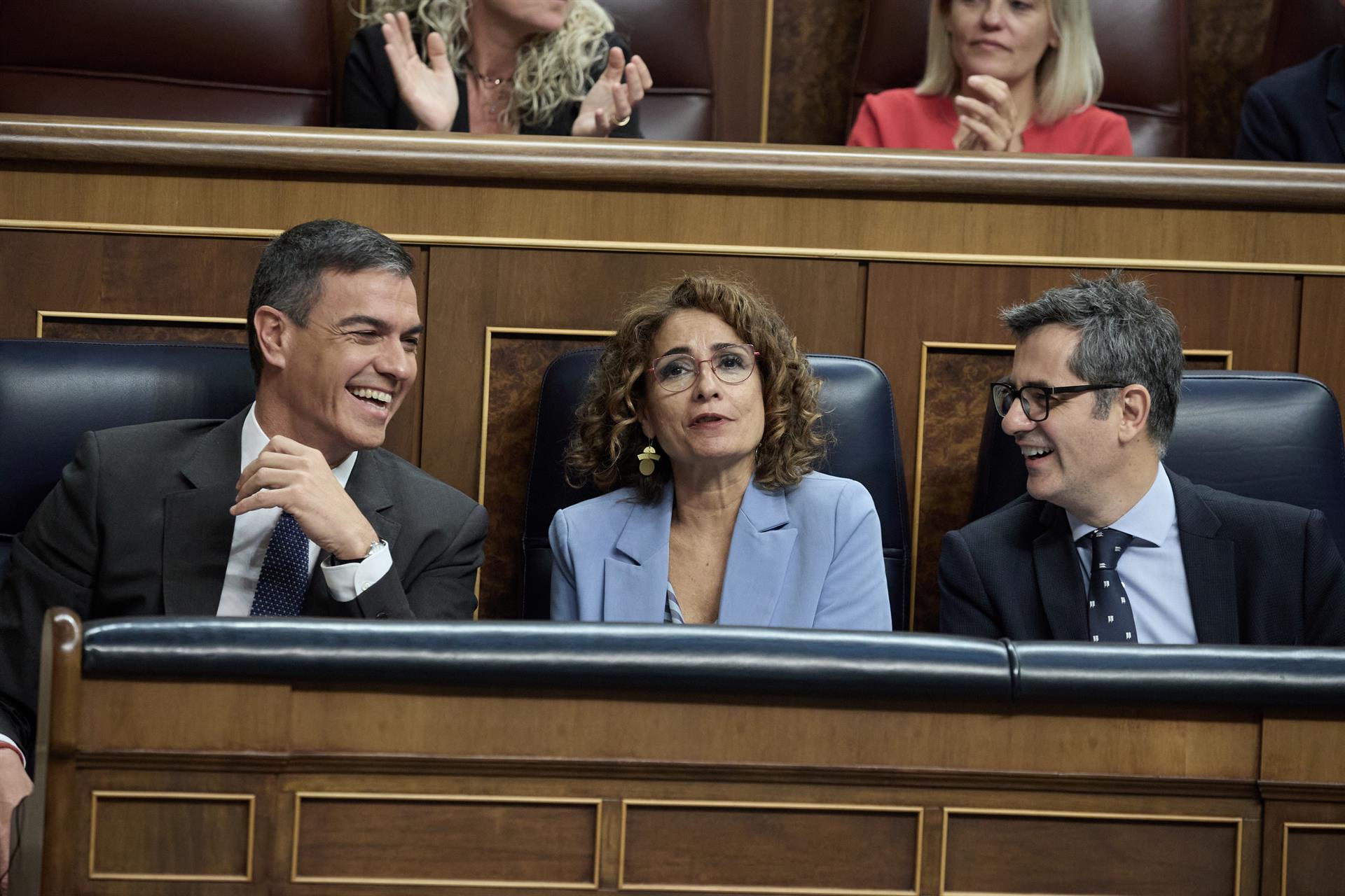 (I-D) El presidente del Gobierno, Pedro Sánchez; la vicepresidenta primera y ministra de Hacienda, María Jesús Montero y el ministro de la Presidencia, Relaciones con las Cortes y Justicia, Félix Bolaños, durante una sesión plenaria, en el Congreso de los - Jesús Hellín - Europa Press