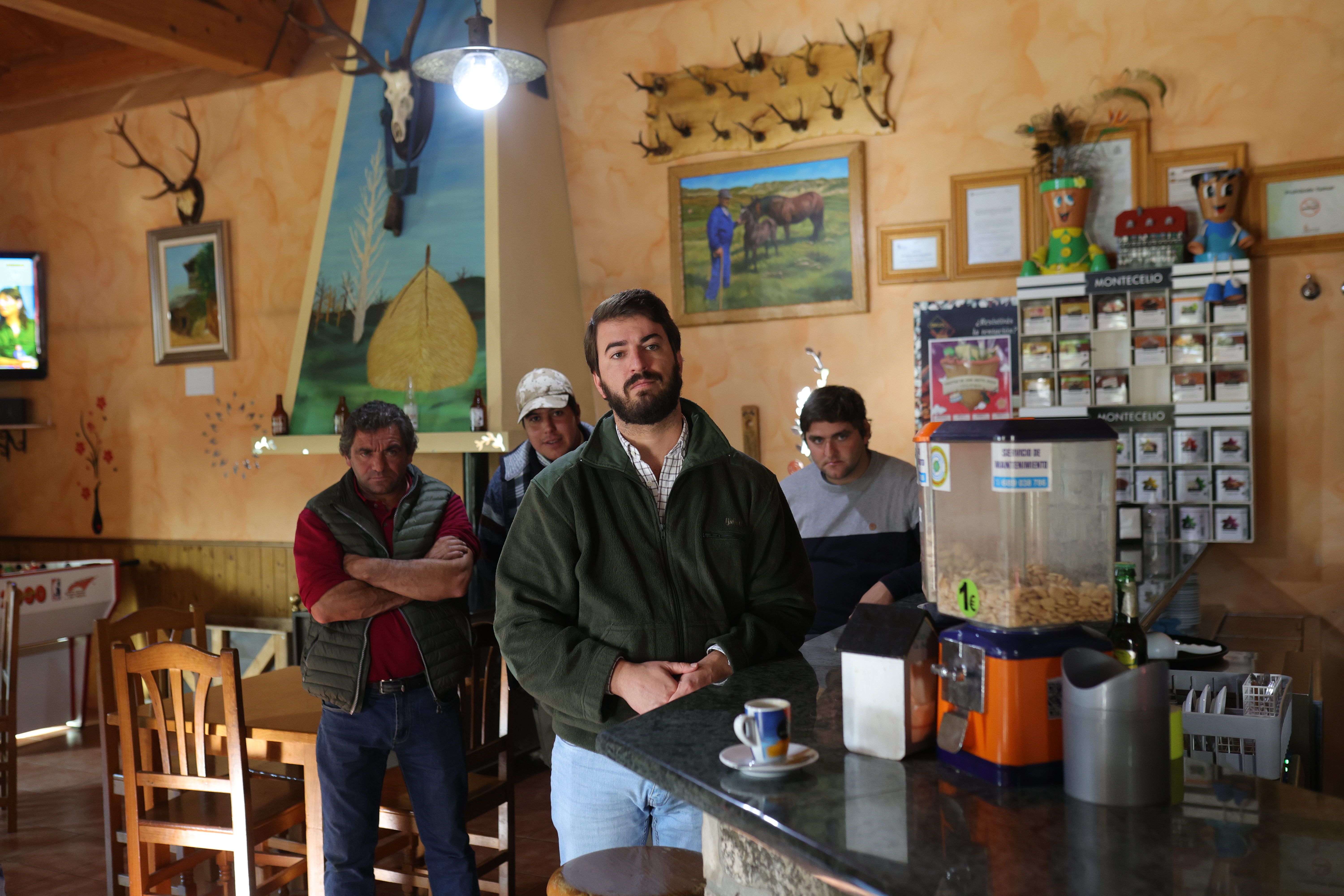 El portavoz de Vox en la Cortes mantiene un encuentro con vecinos en San Justo de Sanabria-ICAL