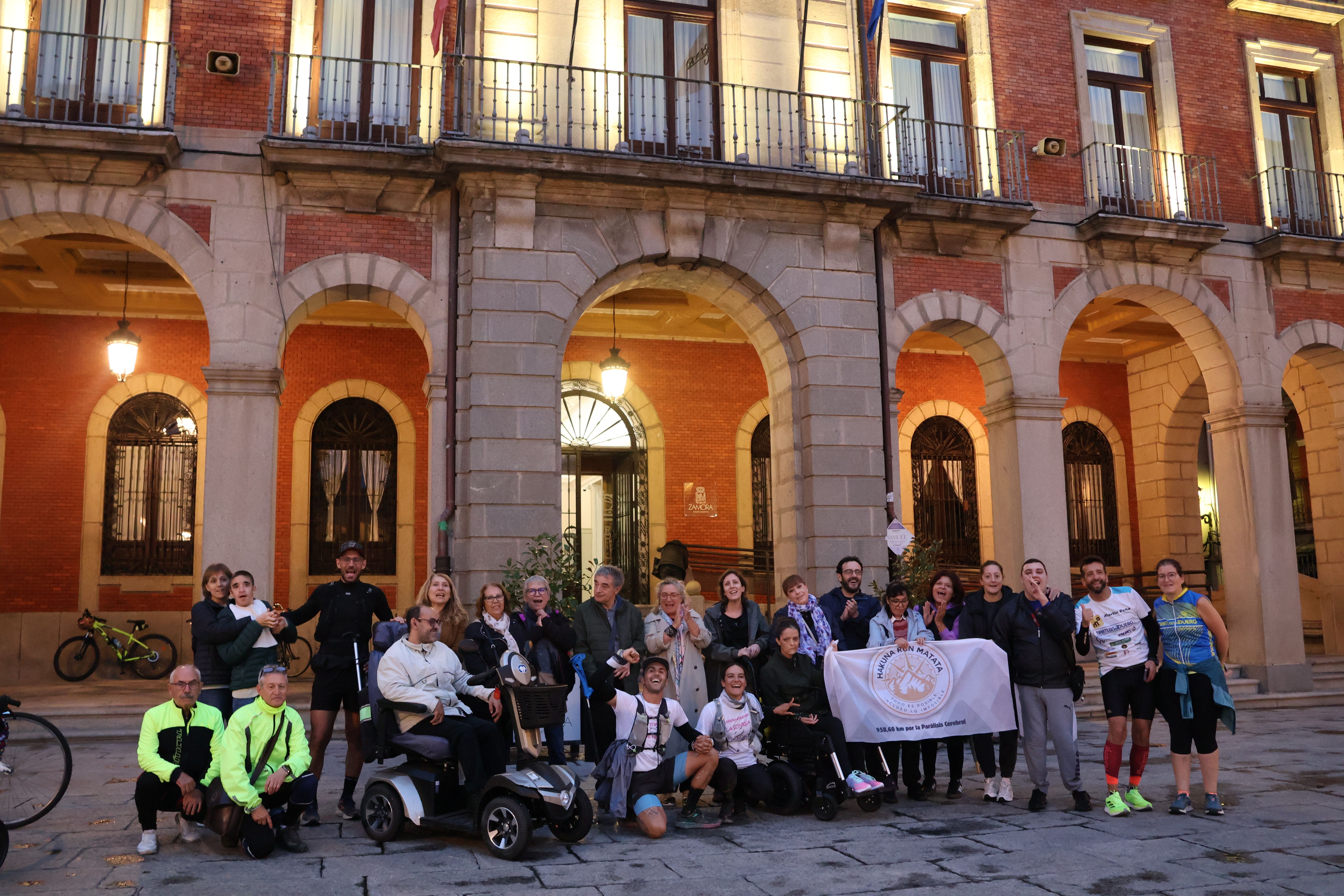 Alejandro Mora y Bárbara Doval reciben un caluroso recibimiento en el Ayuntamiento de Zamora