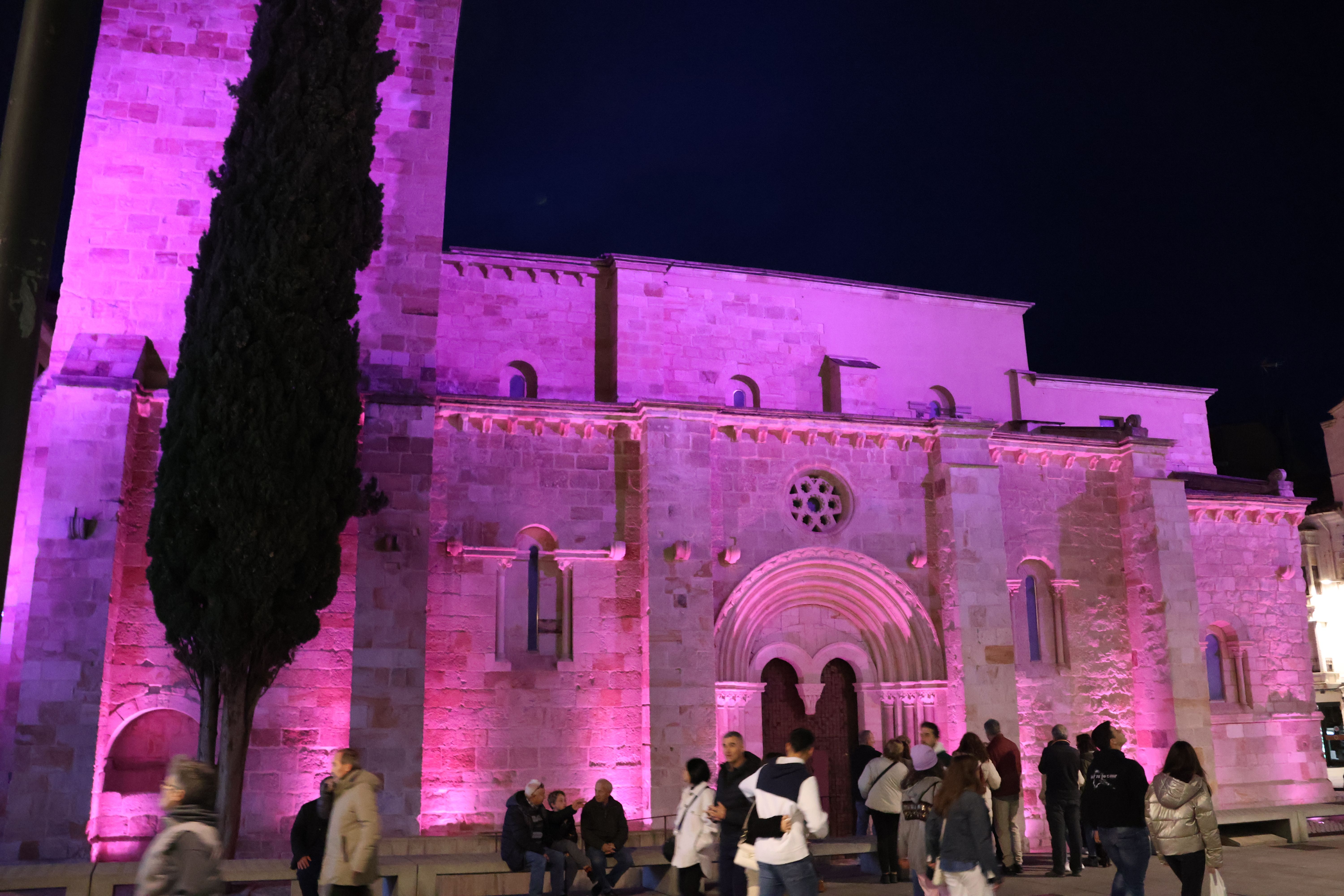 Iglesia de Santiago el Burgo iluminada de rosa (1)