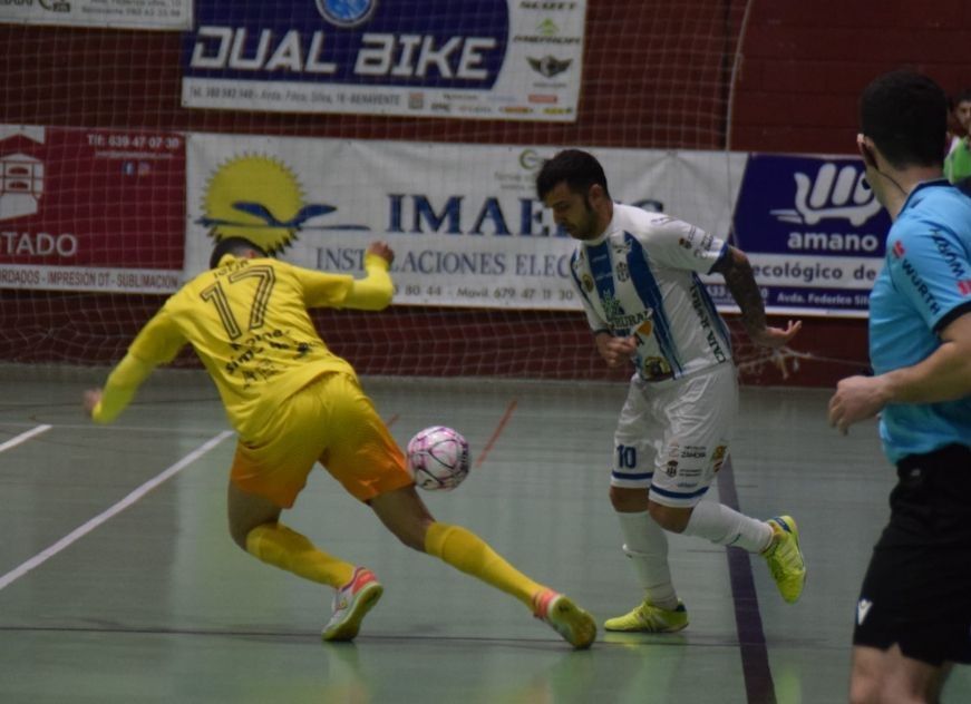 Charlie en una jugada de partido del Atlético Benavente en La Rosaleda. Archivo