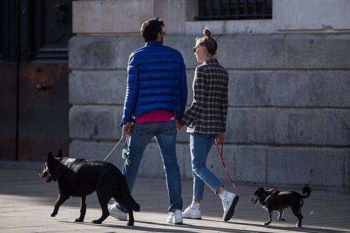 Imagen de una pareja paseando-EP