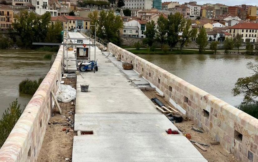 Obras en el Puente de Piedra