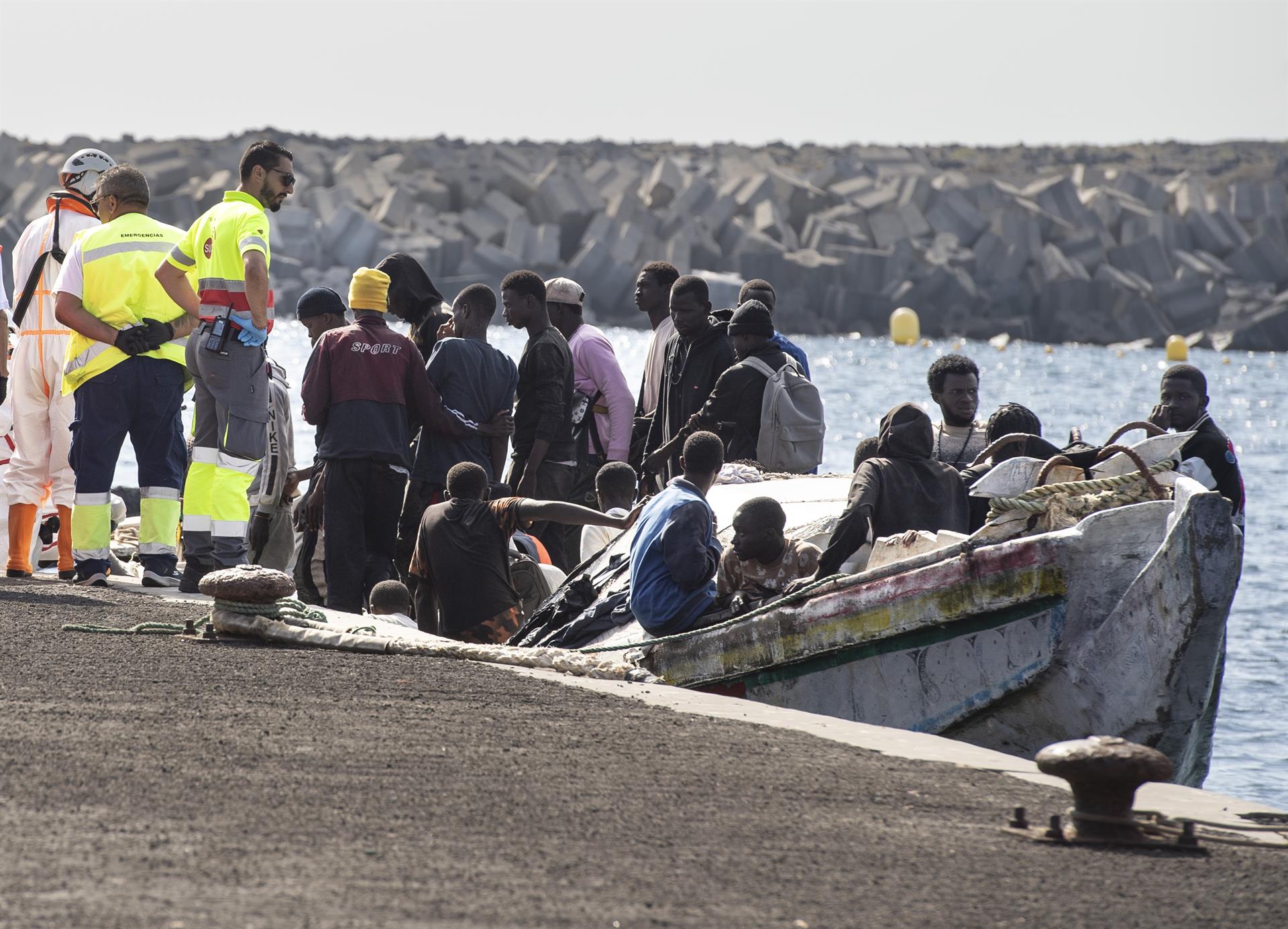 Los Servicios de Emergencias reciben a varios migrantes a su llegada al puerto de La Restinga, a 22 de septiembre de 2024, en El Hierro, Canarias (España).   Antonio Sempere   Europa Press   Archivo