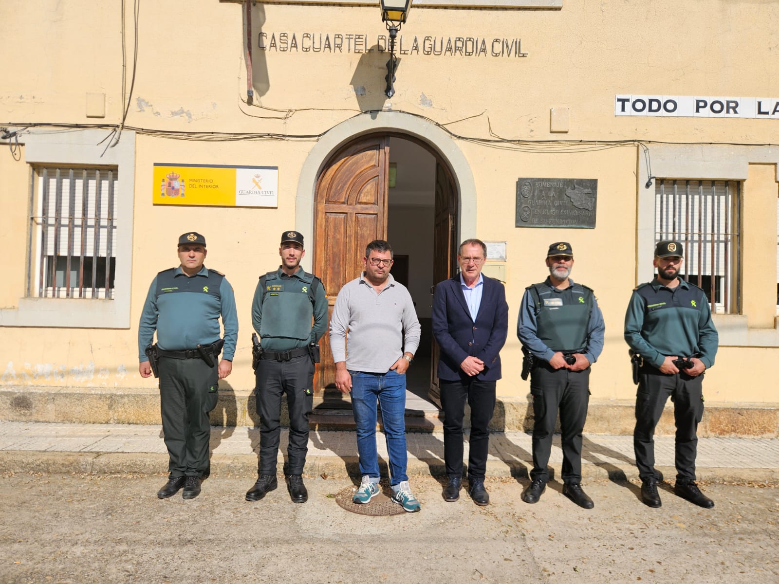 El subdelegado del Gobierno visita el acuartelamiento de la Guardia Civil en Muelas del Pan