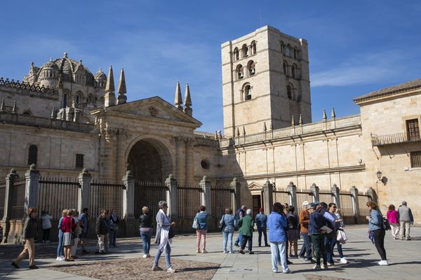 Turistas en la plaza de la Catedral. ICAL