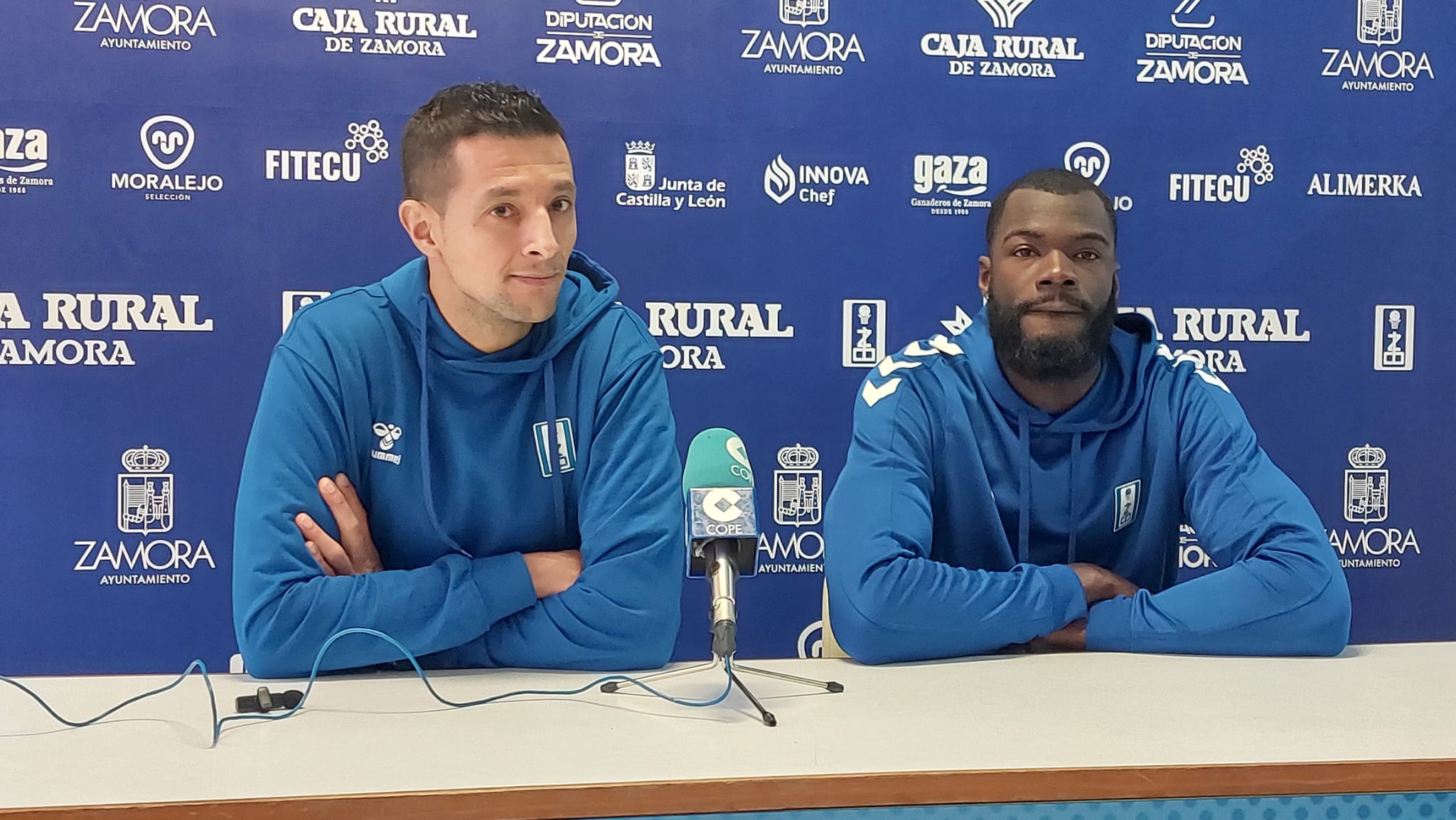 Saulo Hernández y Junior Saintel durante la rueda de prensa previa al encuentro frente a Estudiantes