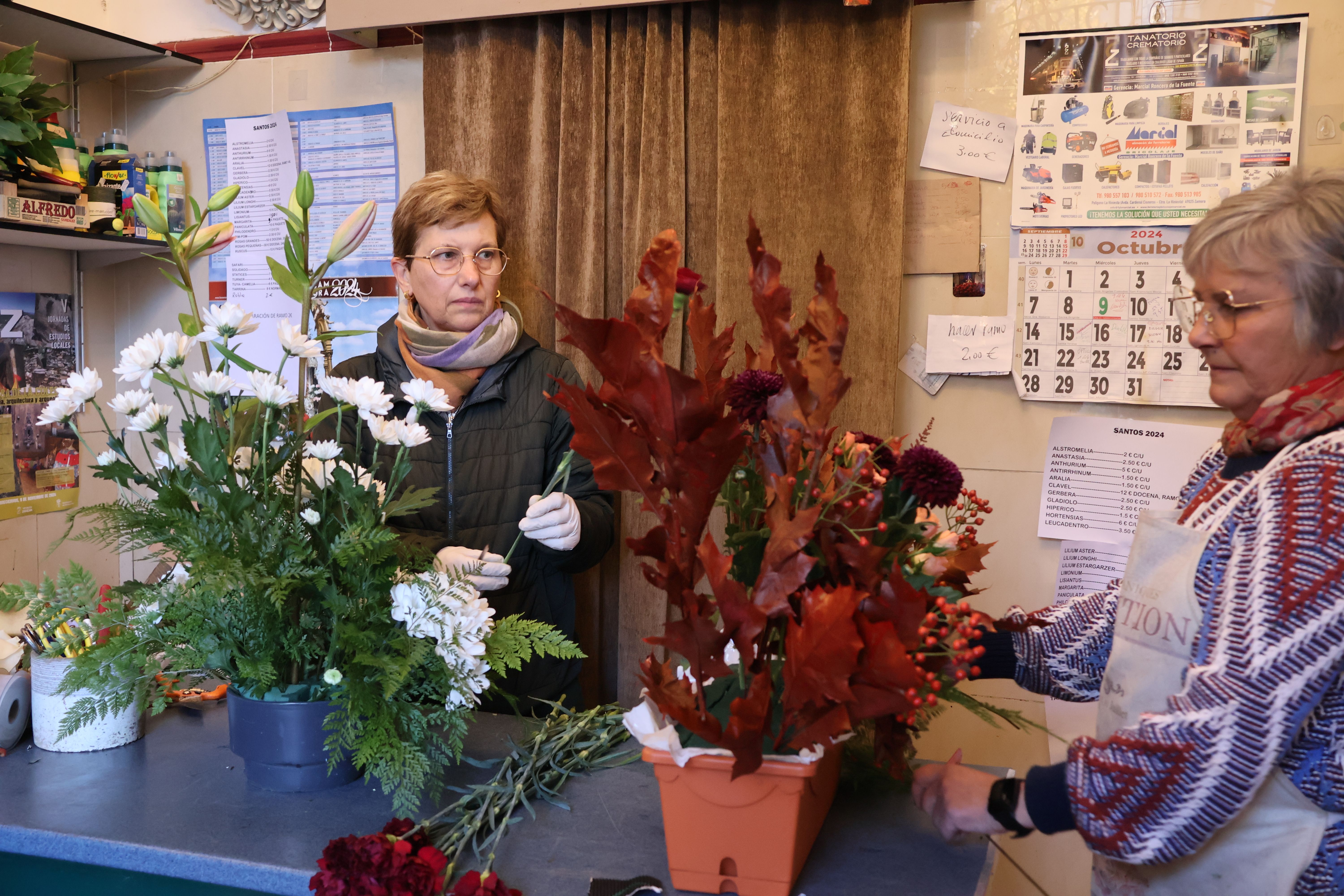 Montse y Socorro, de Floristería Castilla, preparan un centro de flores 