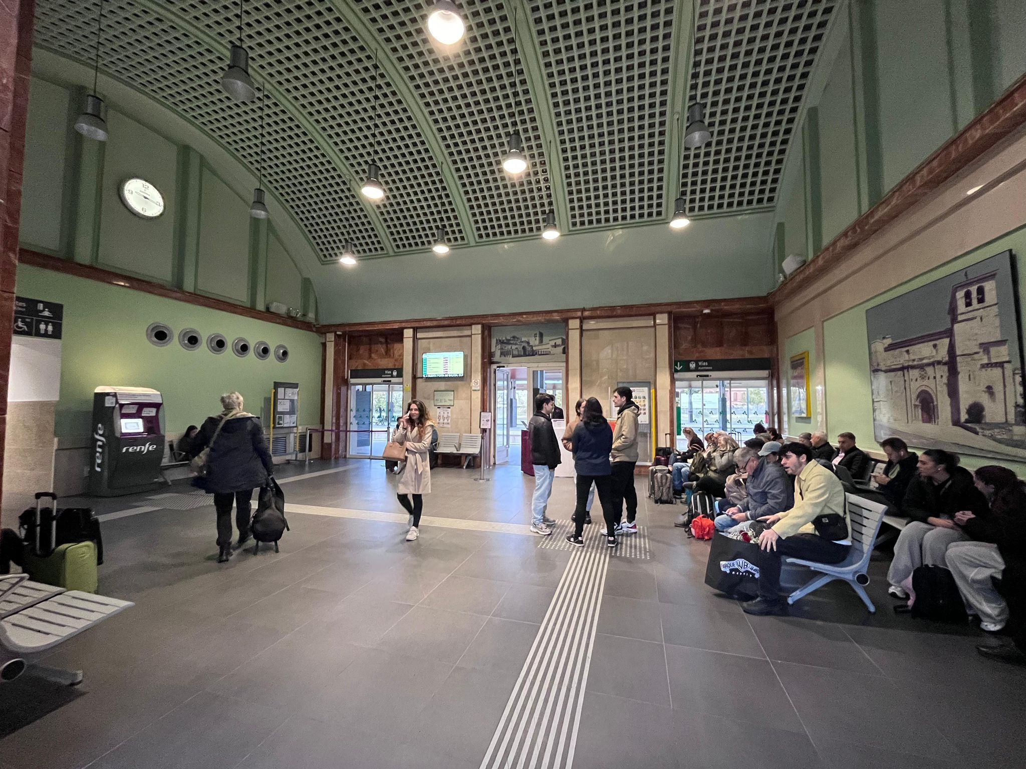 Pasajeros esperando en la estación de tren de Zamora