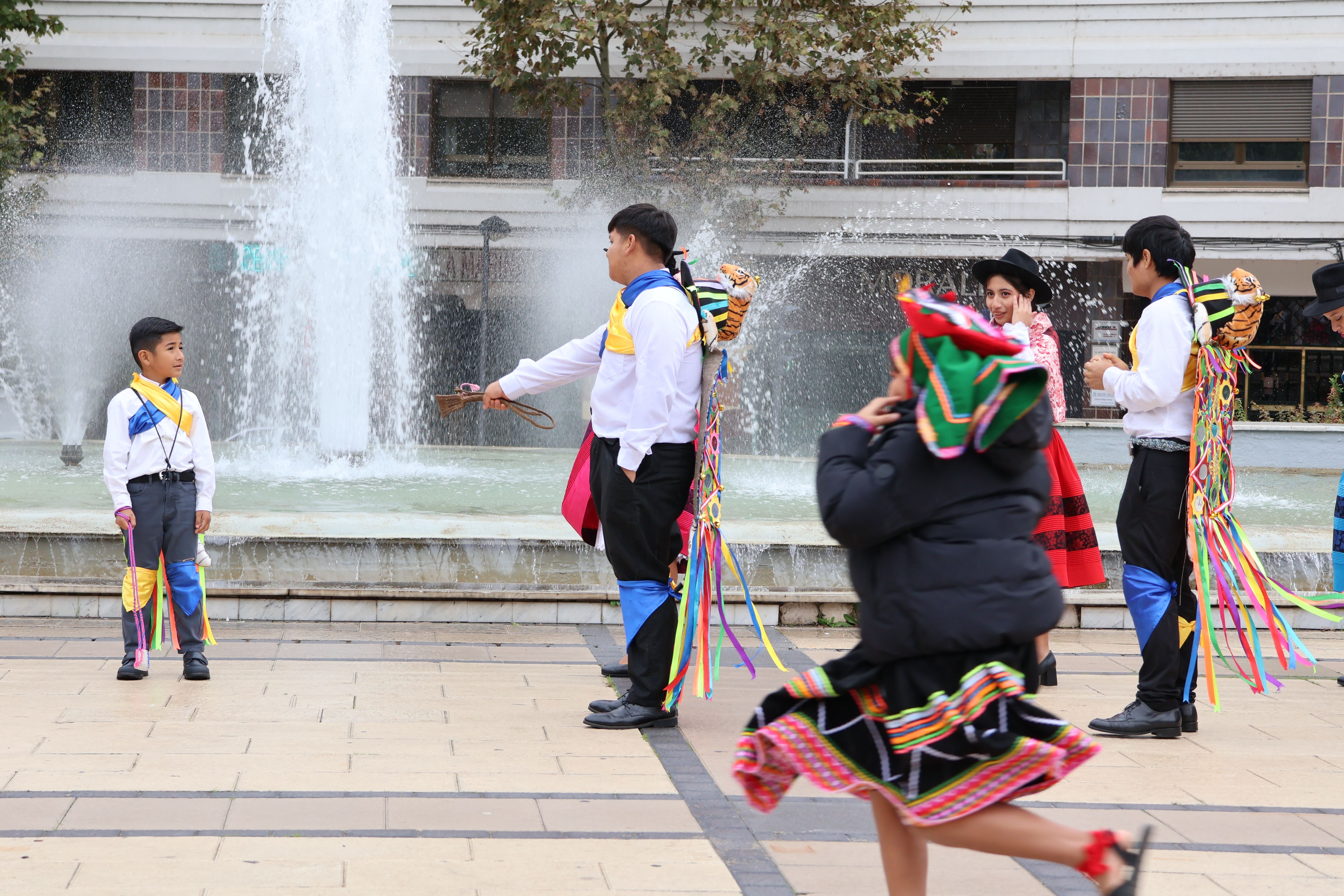 Danzas peruanas en la plaza de La Marina 