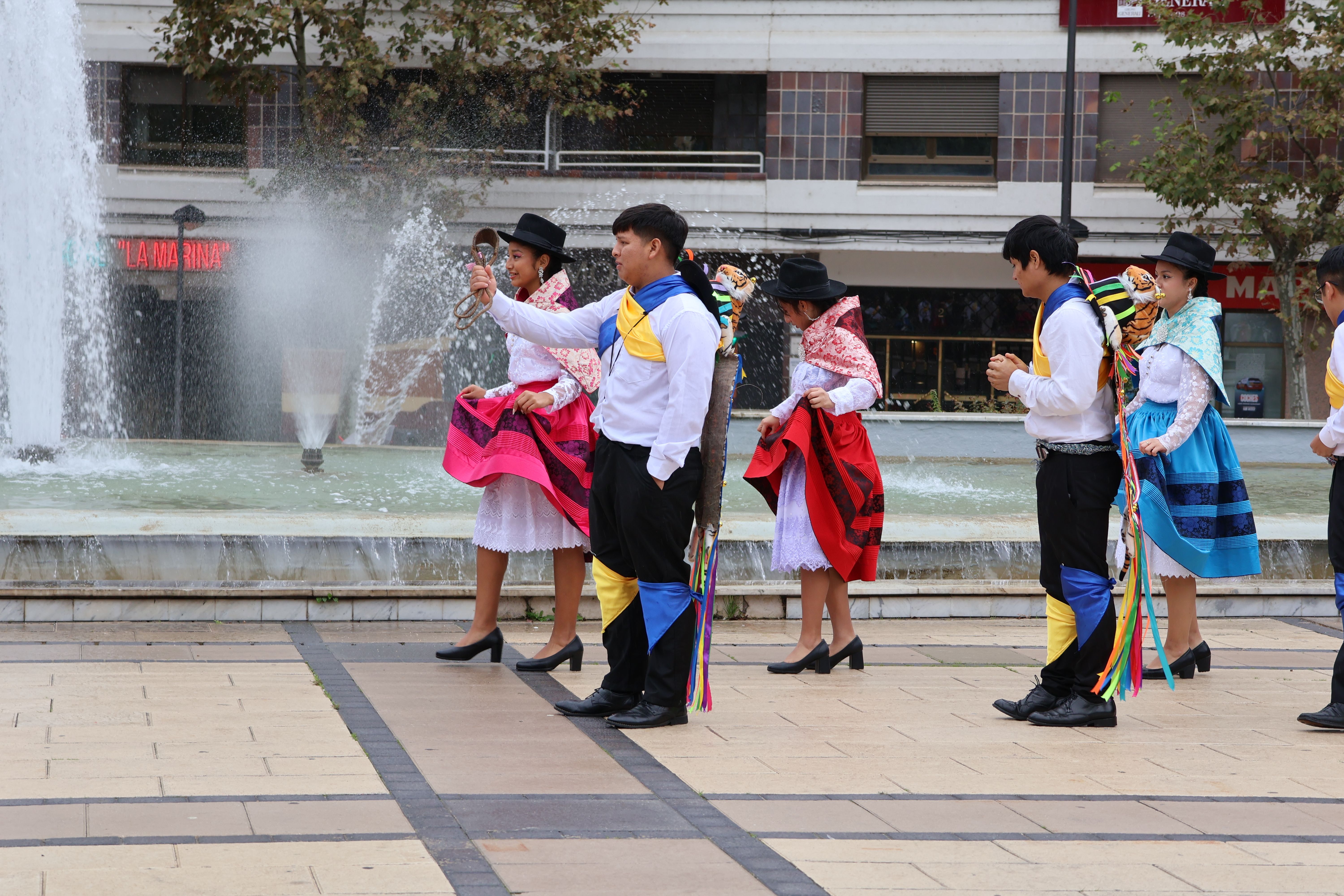 Danzas peruanas en la plaza de La Marina 