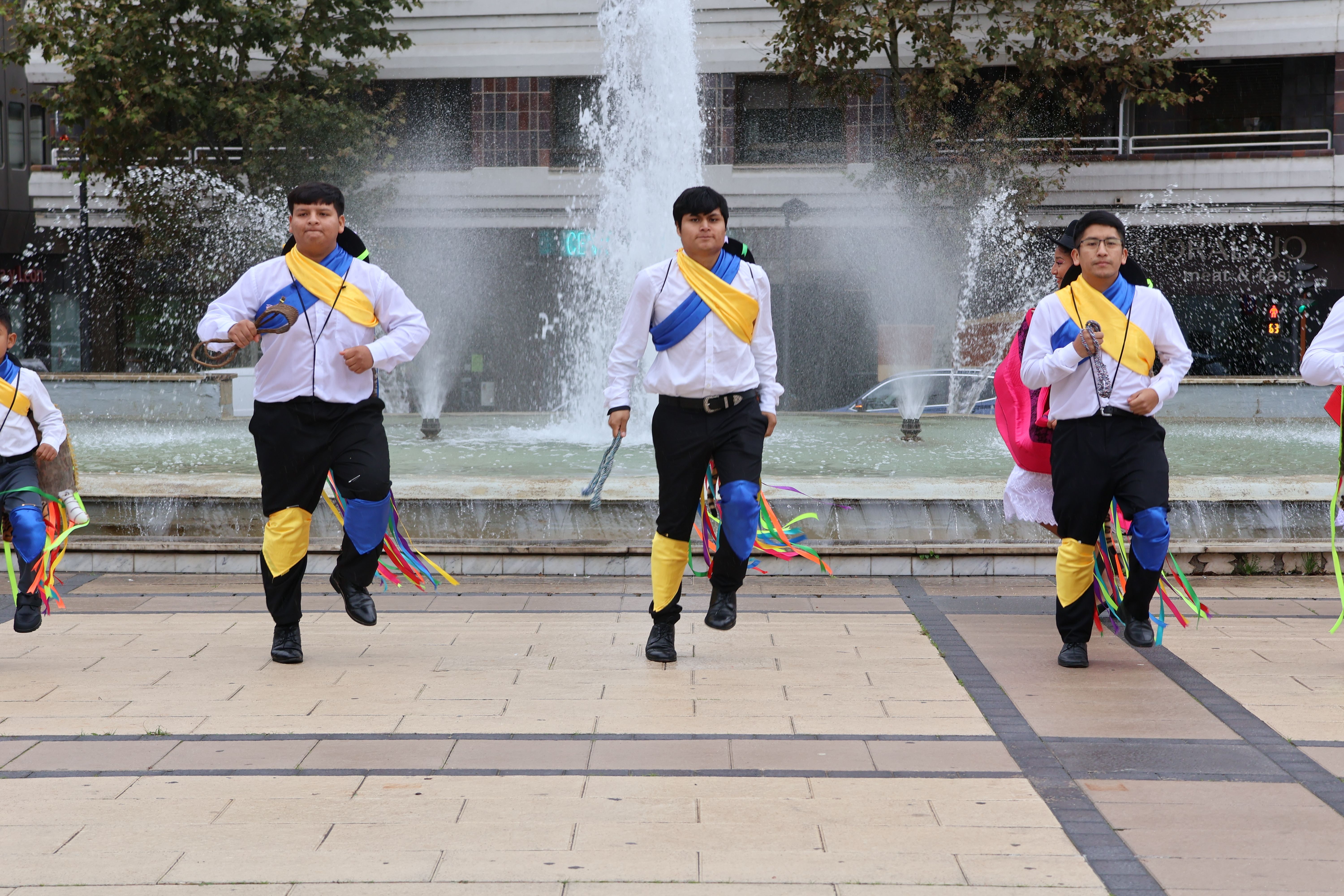 Danzas peruanas en la plaza de La Marina 