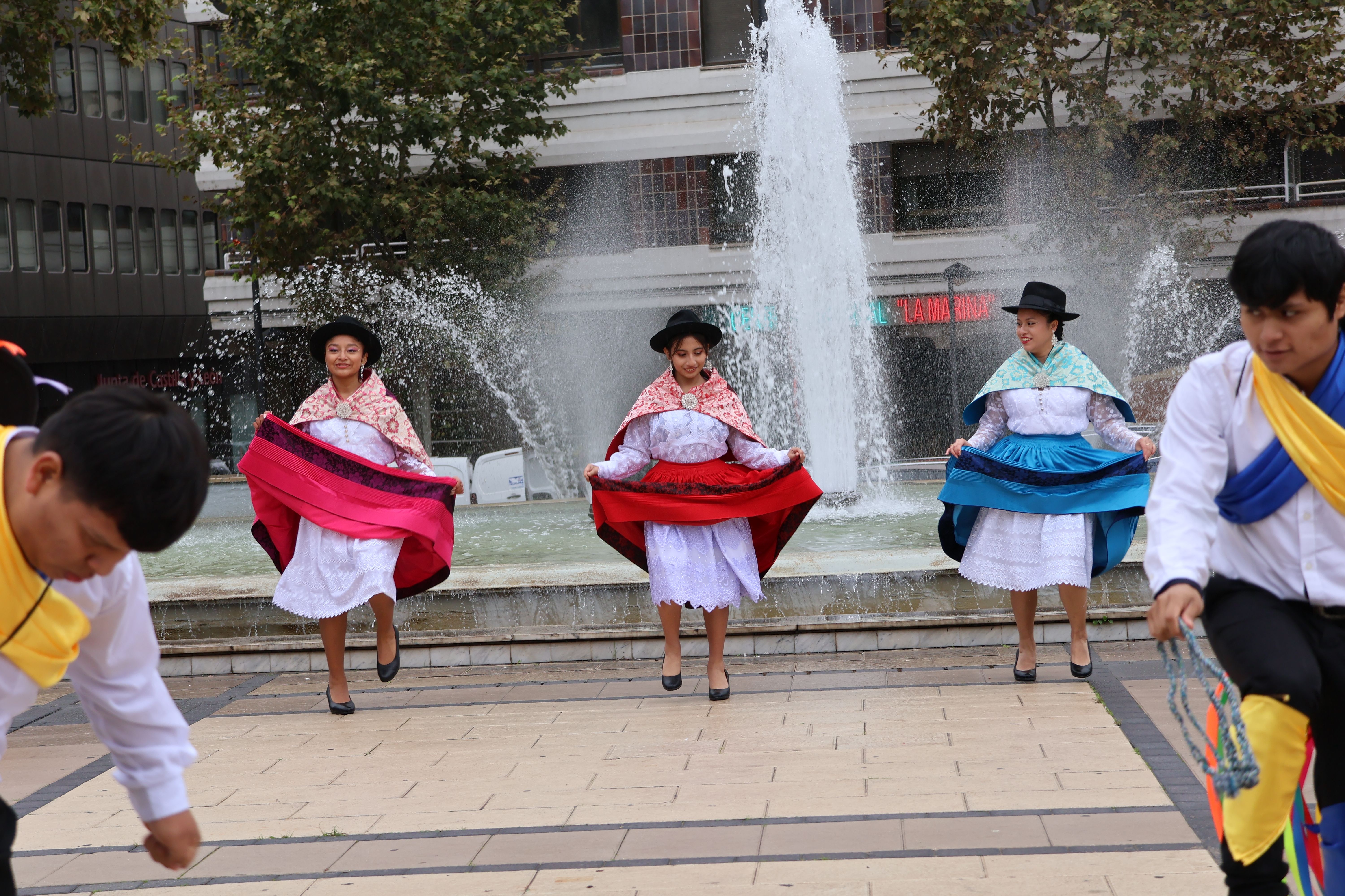 Danzas peruanas en la plaza de La Marina 