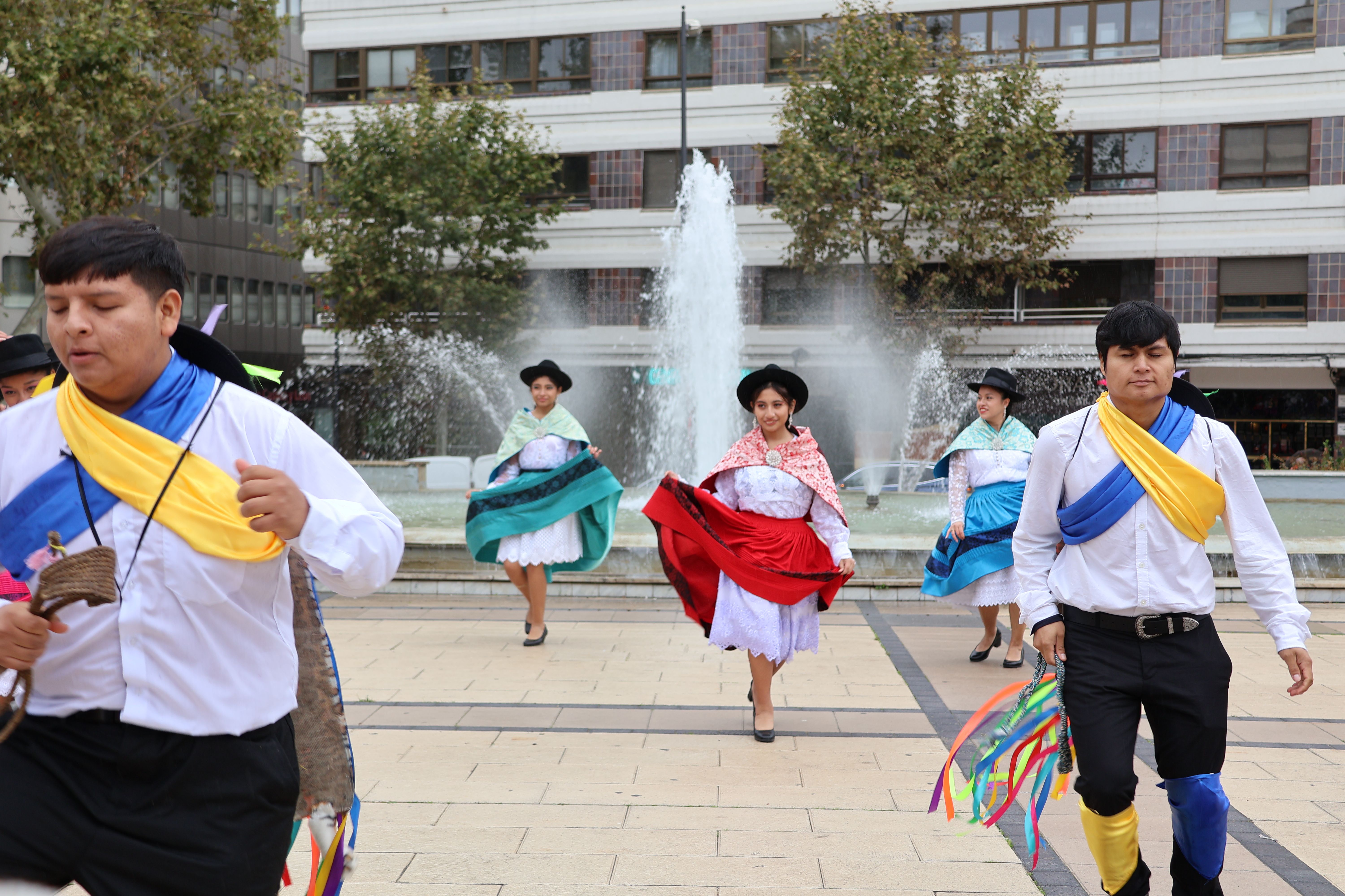 Danzas peruanas en la plaza de La Marina 