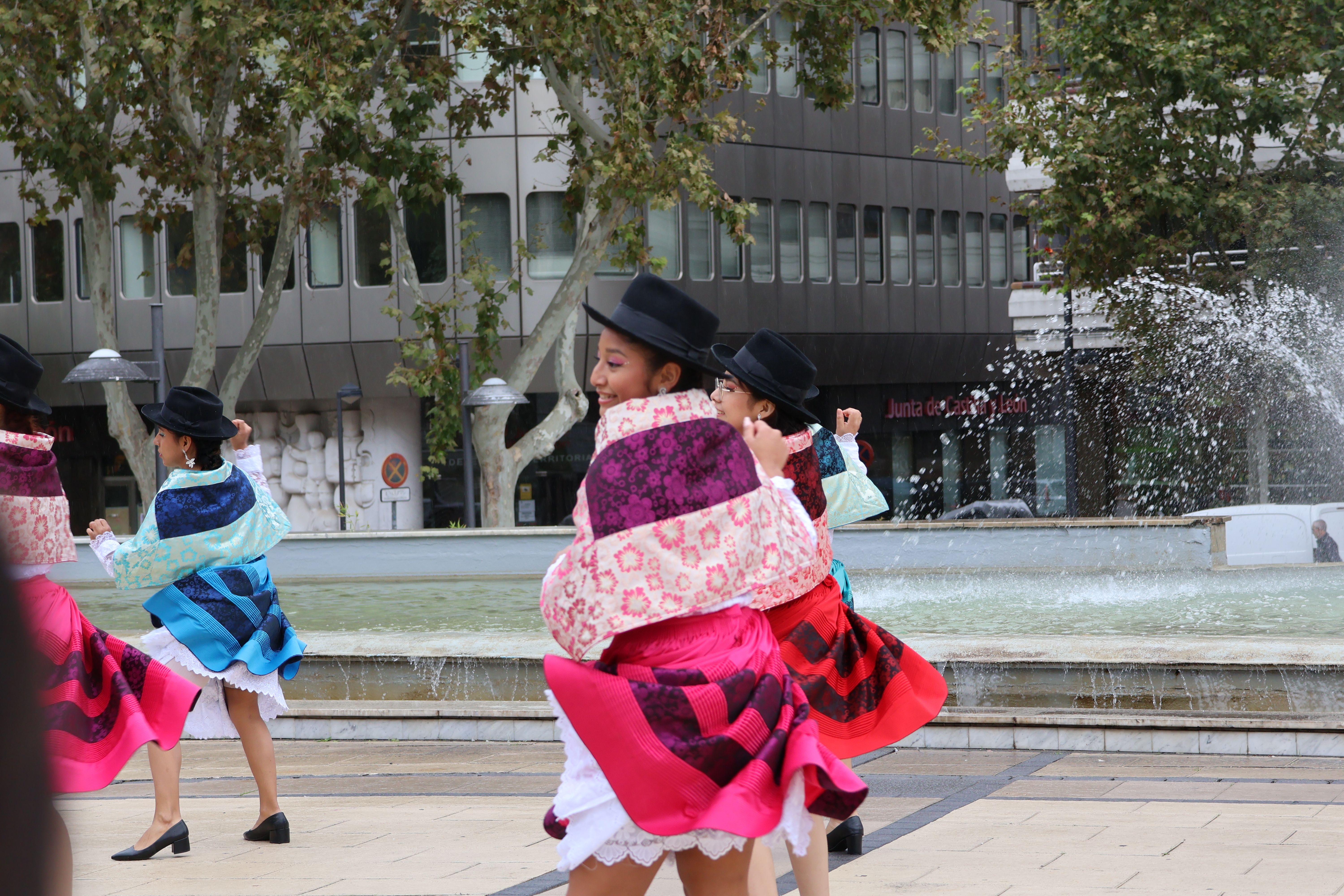 Danzas peruanas en la plaza de La Marina 