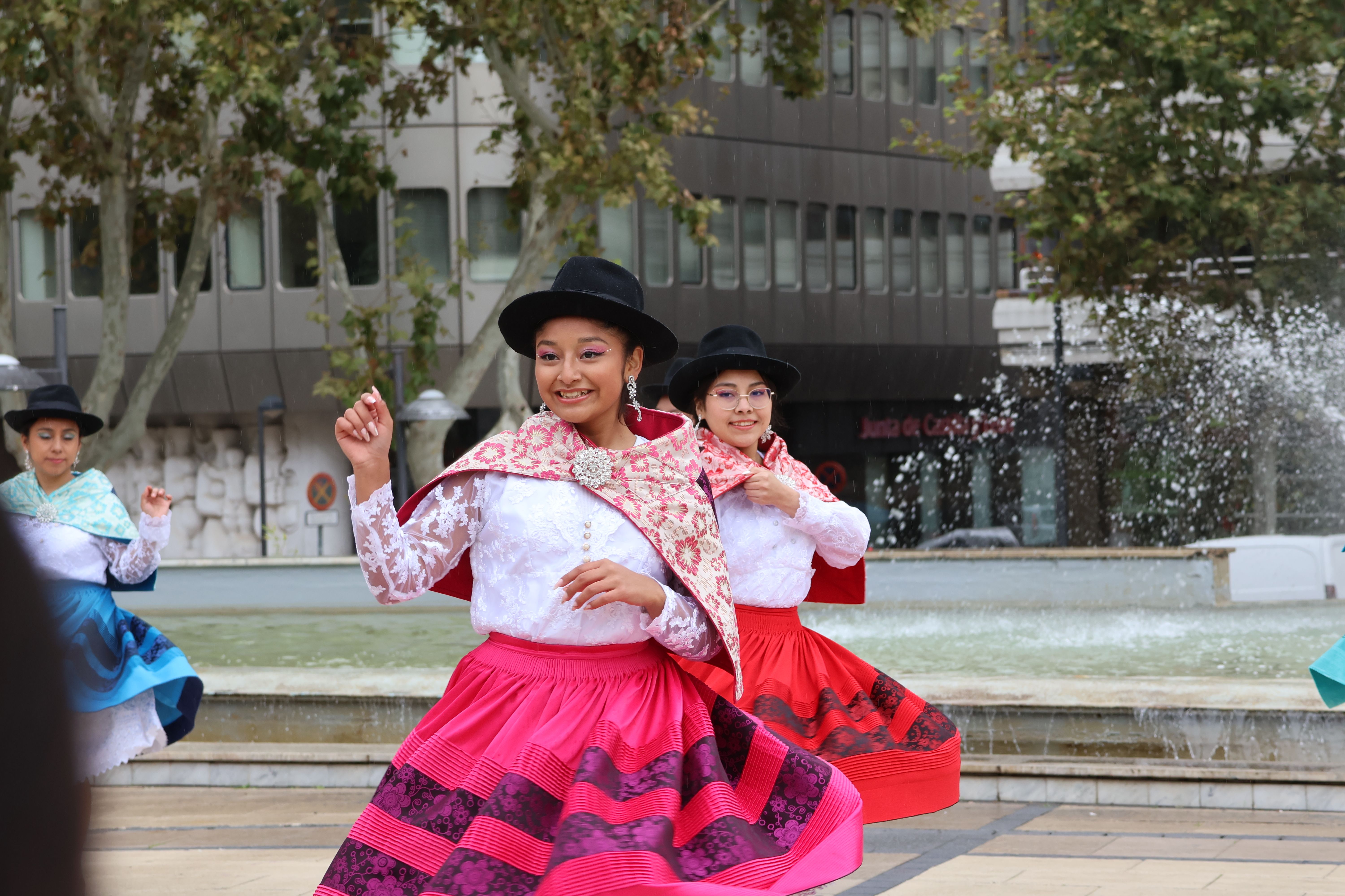 Danzas peruanas en la plaza de La Marina 