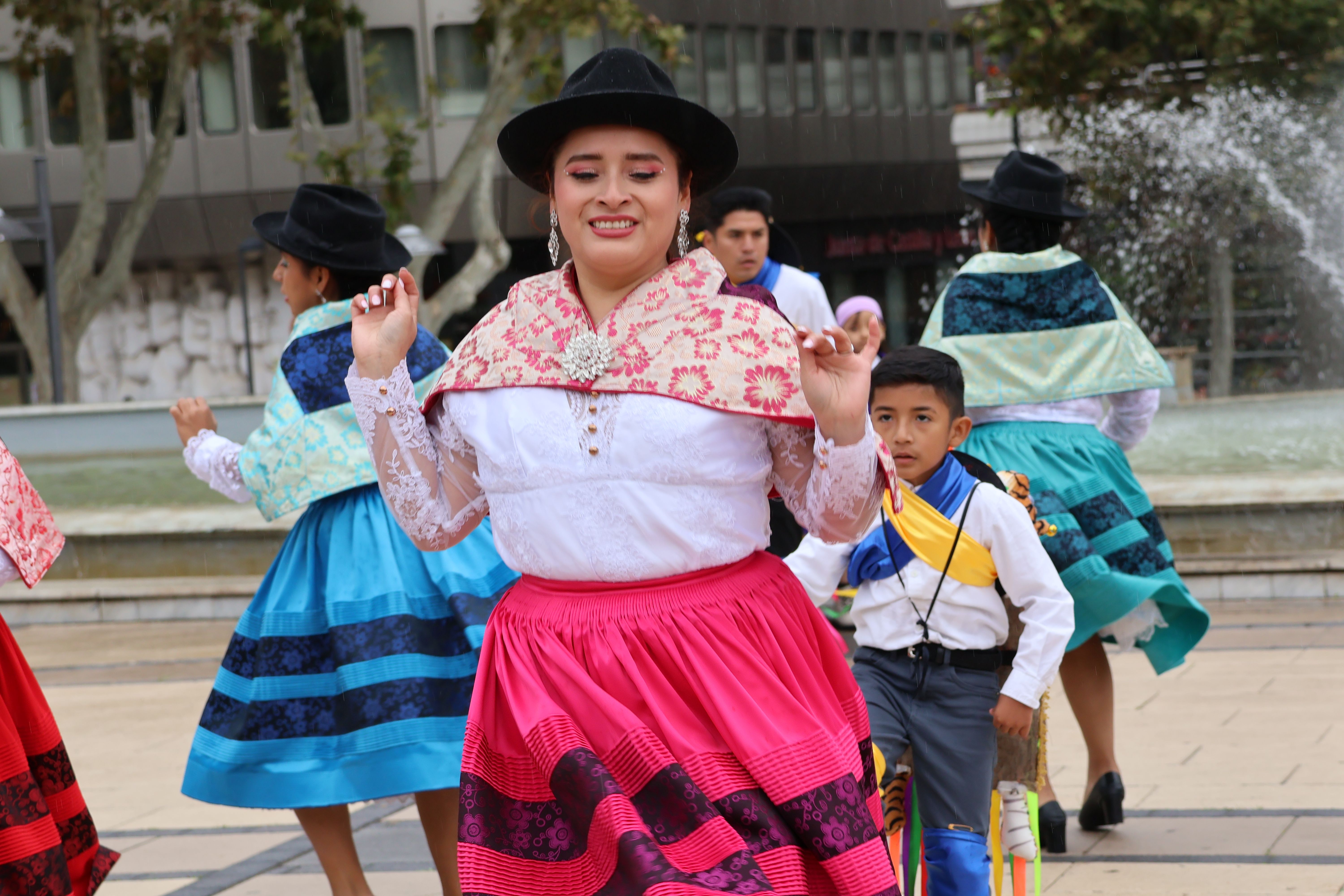 Danzas peruanas en la plaza de La Marina 