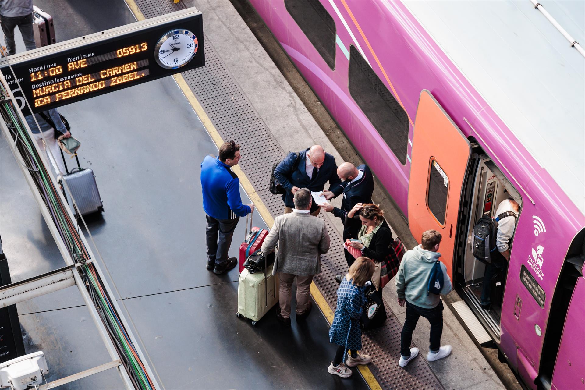 Pasajeros en la estación de tren de Atocha, a 21 de octubre de 2024, en Madrid (España). - Carlos Luján - Europa Press