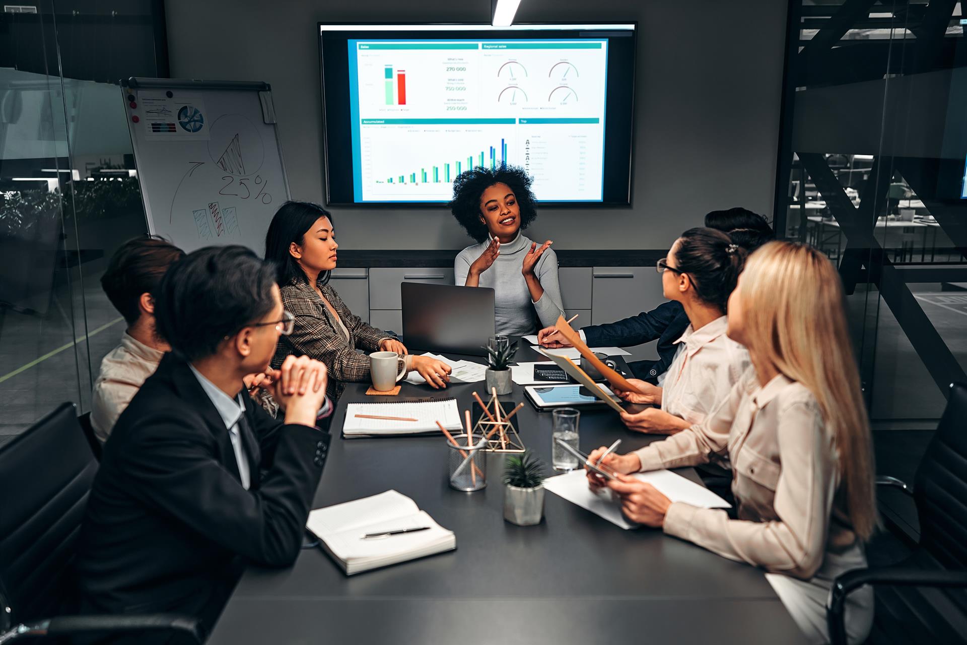 Young confident successful business people discuss and analyze work, statistics, plans, startup in a meeting room.   HARBUCKS   Archivo