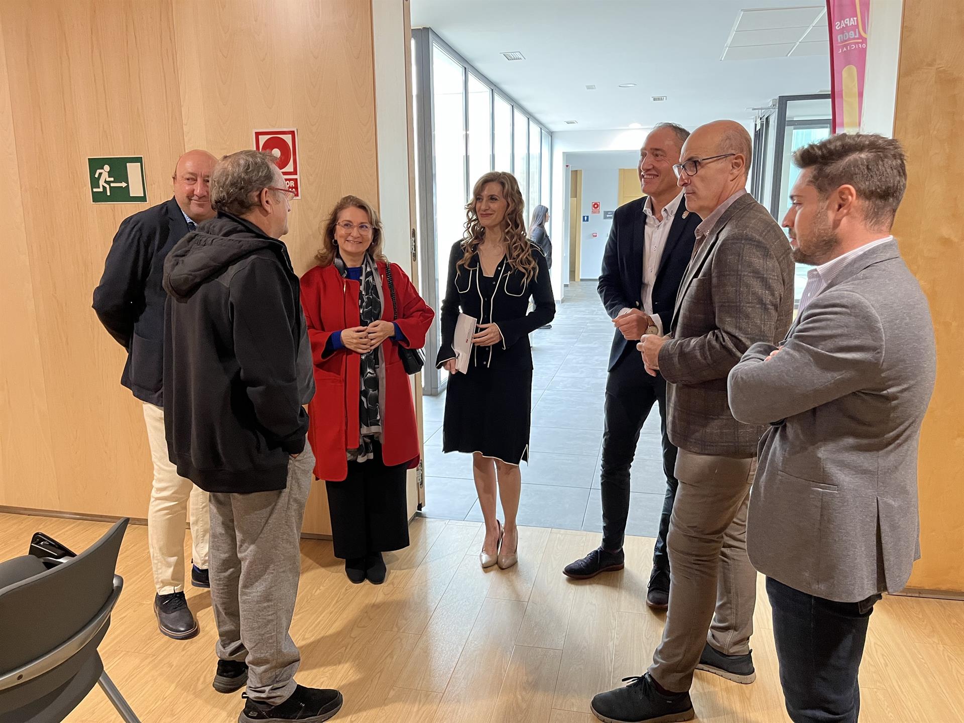 La viceconsejera de Acción Cultural, Mar Sancho (en el centro), conversa con los organizadores y patrocinadores del I Concurso de Pinchos y Tapas de Castilla y León   EUROPA PRESS