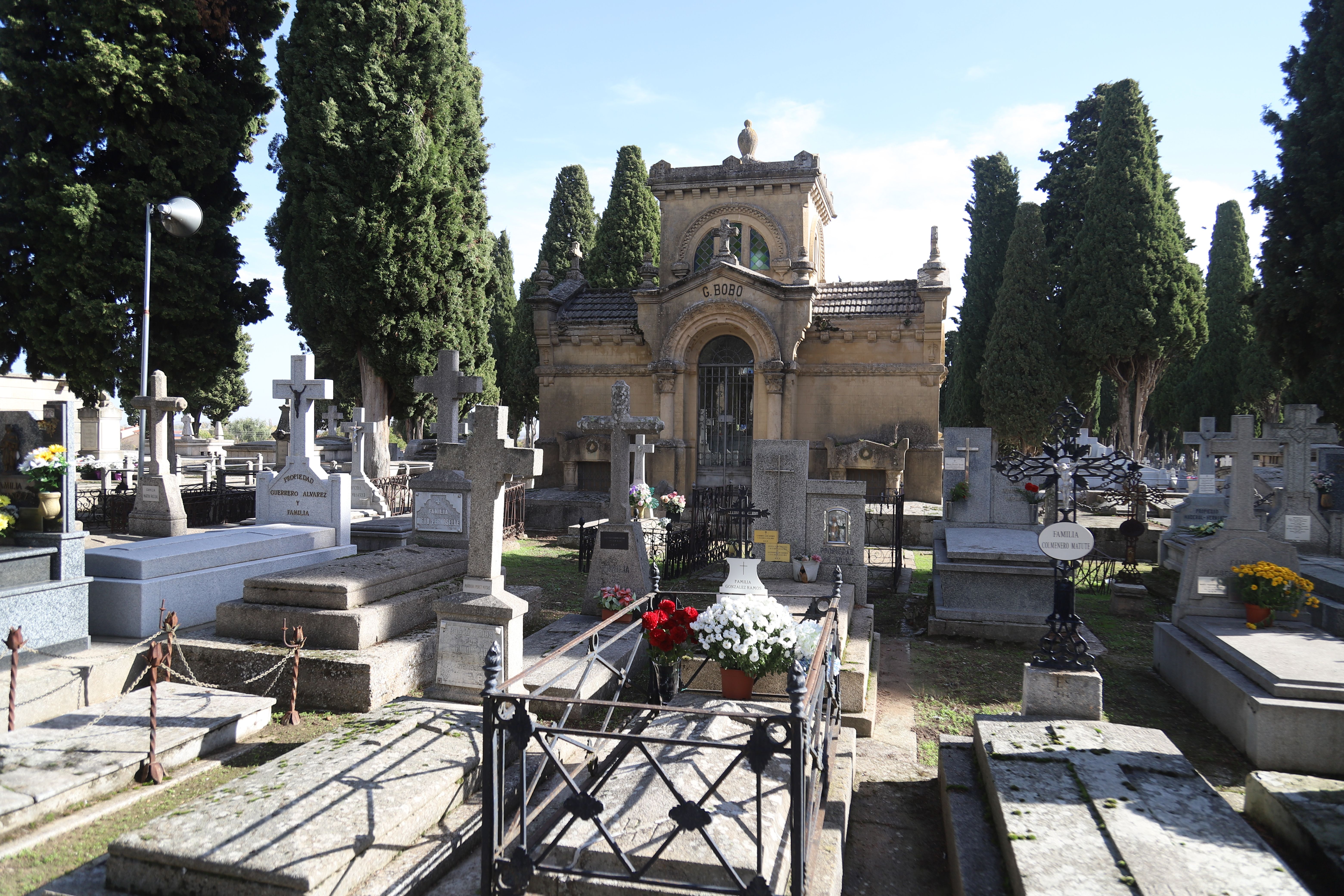 Cientos de zamoranos acuden al cementerio para recordar a los suyos por Todos los Santos Fotos: María Lorenzo