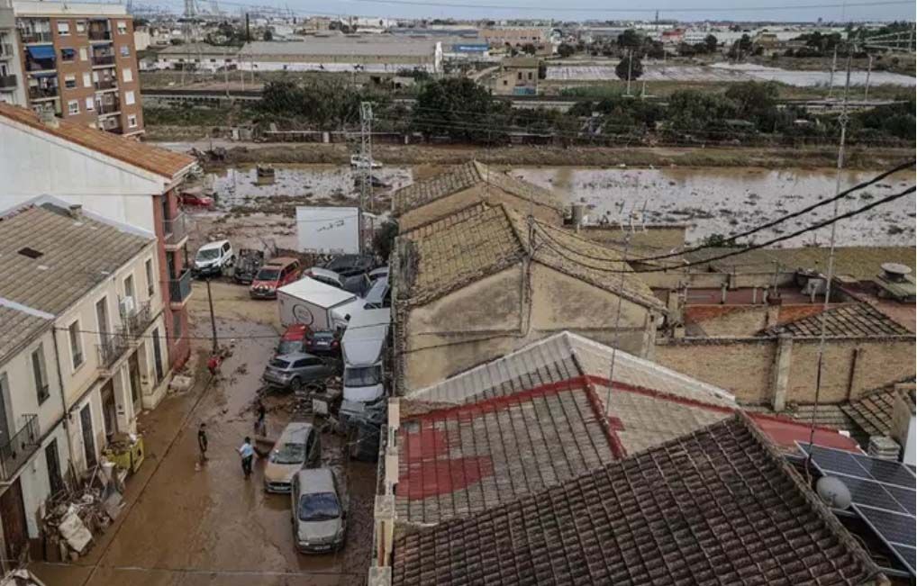 Decenas de coches amontonados, a 31 de octubre de 2024, en Sedaví, Valencia, tras la DANA. Rober Solsona. EP