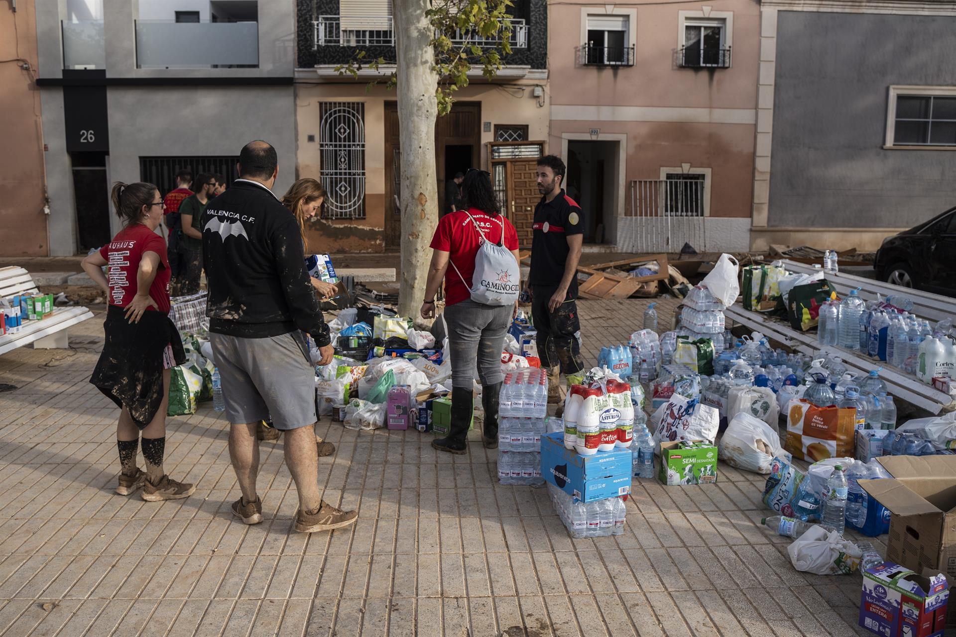 Varias personas recolectan comida para los damnificados por la DANA. EP