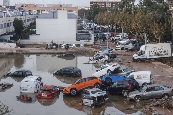 Coches amontonados por la DANA. EP.