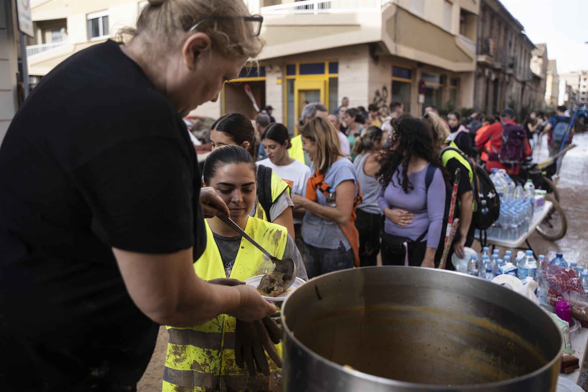 Voluntarios dan de comer a los afectados por la DANA, a 1 de noviembre de 2024, en Sedavi, Valencia, Comunidad Valenciana (España). - Jorge Gil - Europa Press