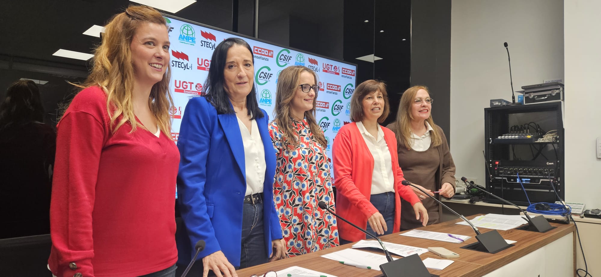 Beatriz García (UGT), Pilar Gredilla (ANPE), Isabel Madruga (CSIF), Christina Fulconis (STECyL) y Elena Calderón (CCOO)