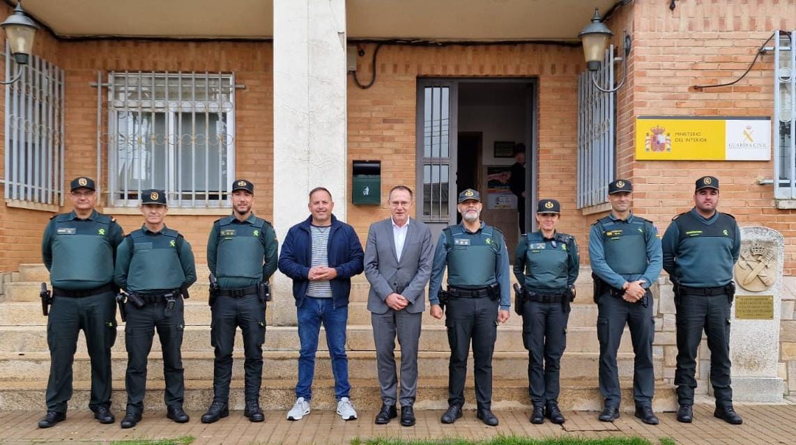 Ángel Blanco visita el cuartel de la Guardia Civil en Carbajales