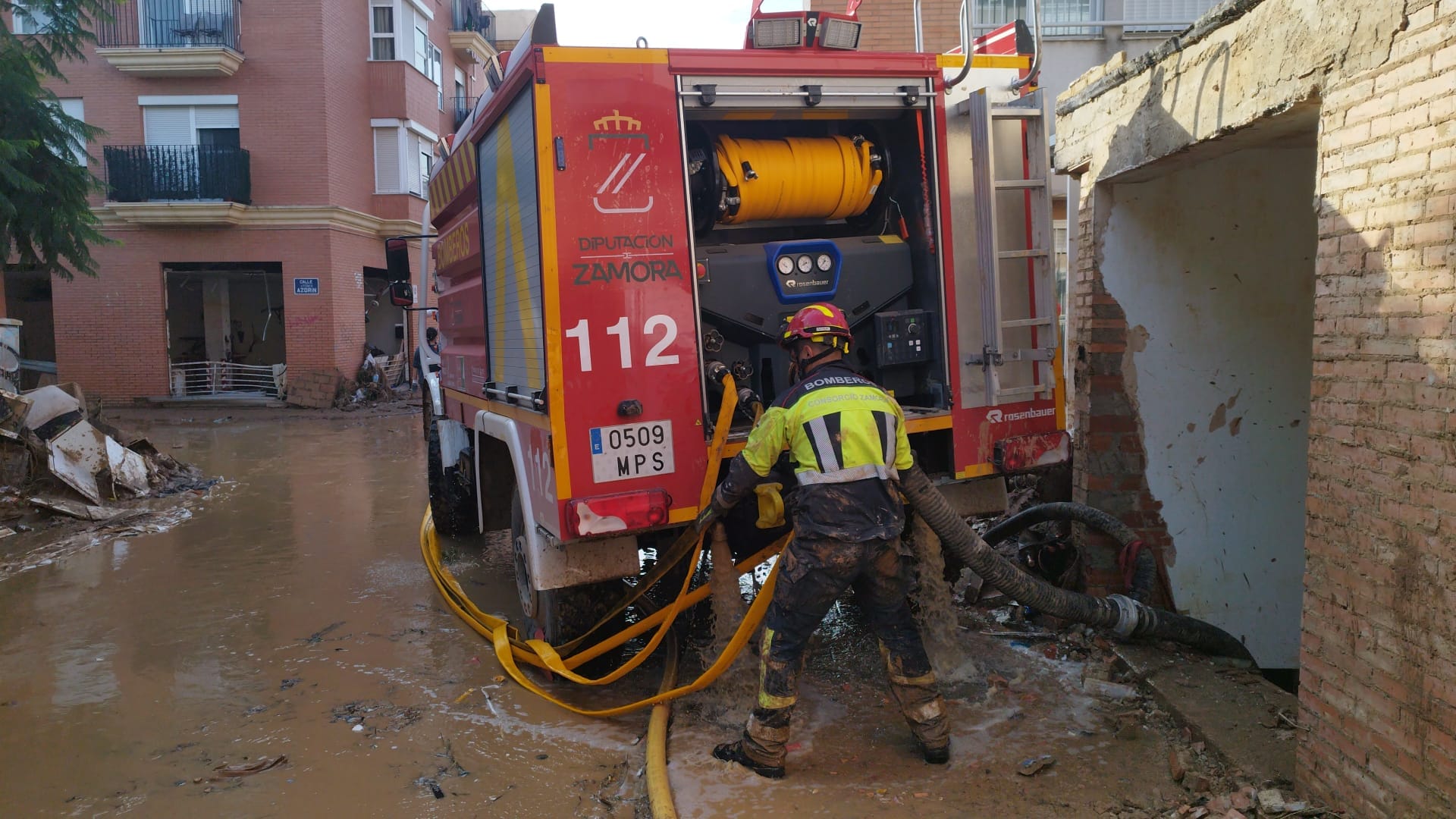 Los Bomberos Zamora vacían garajes anegados por las aguas de la DANA en Alfafar