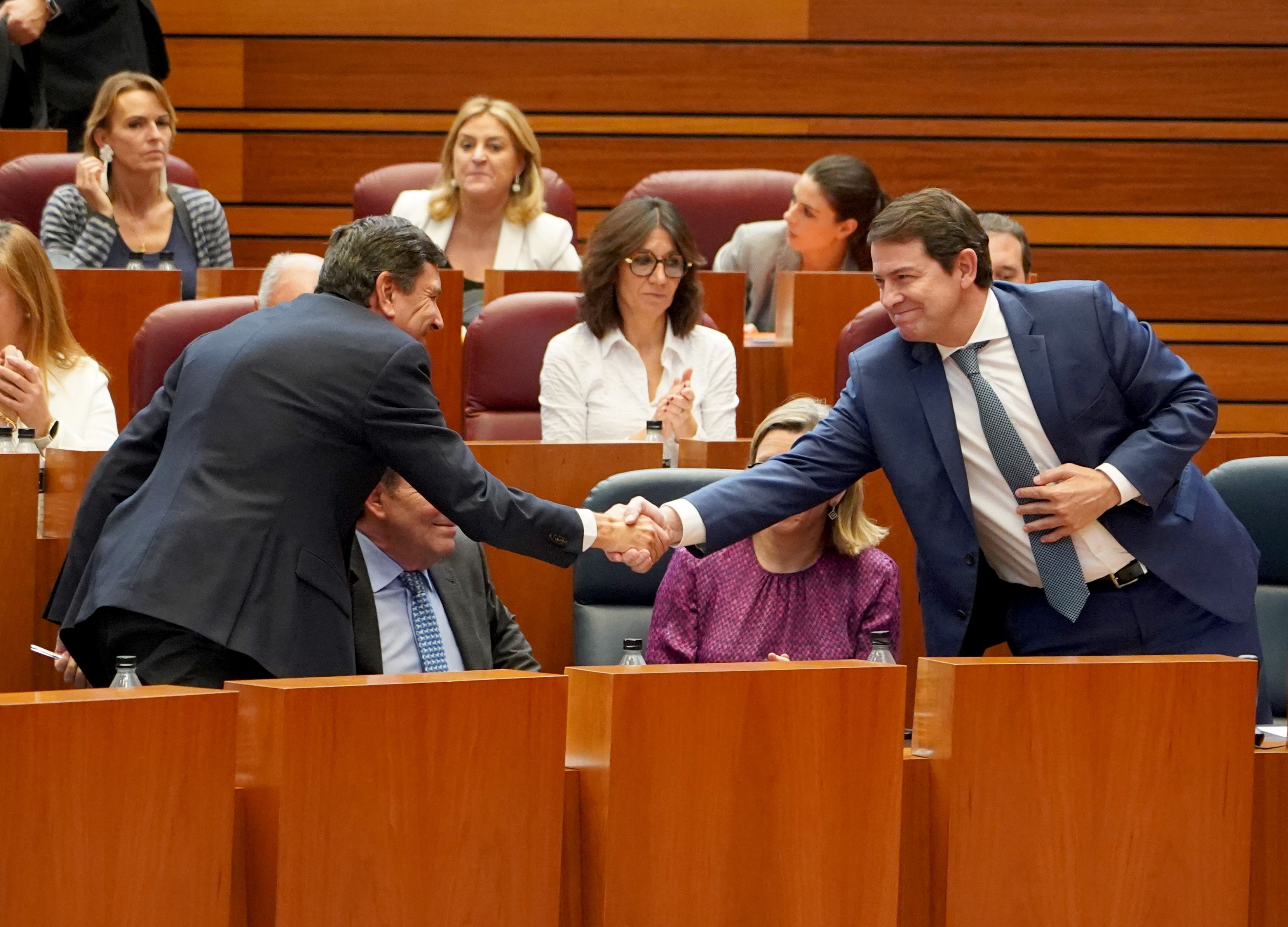 Leticia Pérez  ICAL . El presidente de la Junta, Alfonso Fernández Mañueco, felicita al consejero de Economía y Hacienda, Carlos Fernández Carriedo, tras finalizar la votación sobre la aprobación del techo de gasto f