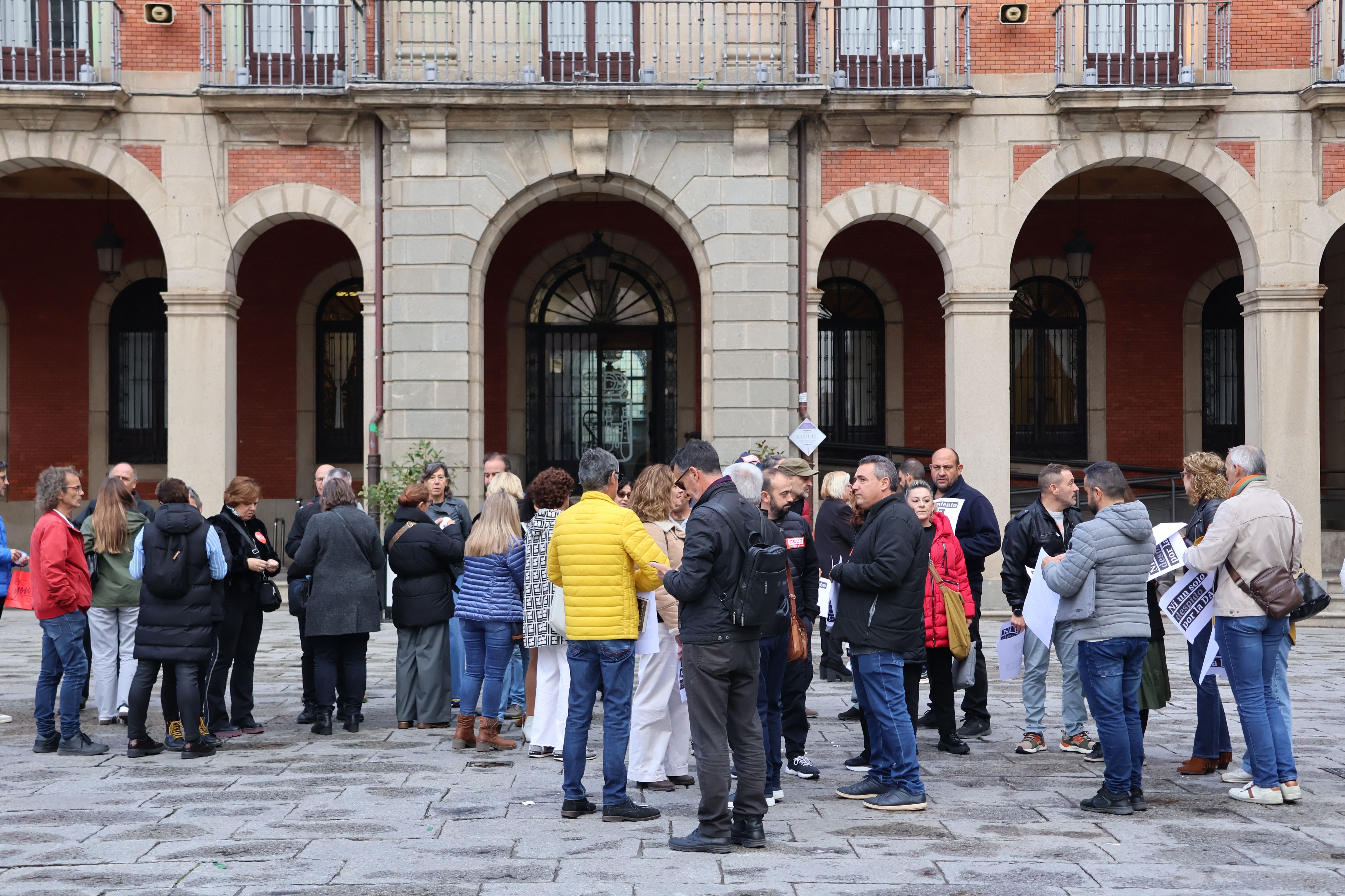 Manifestación de los sindicatos frente al Ayuntamiento (1)