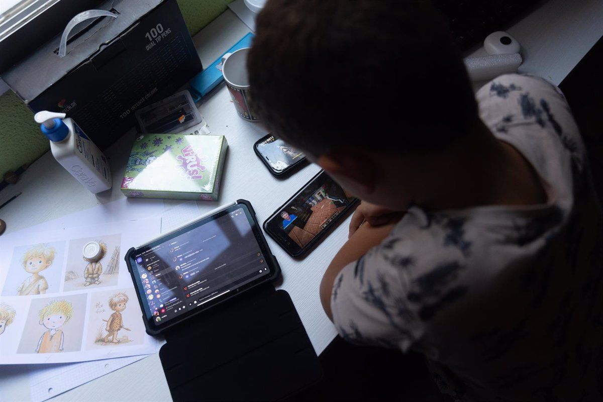 Un niño utiliza un móvil y una tablet. EP.