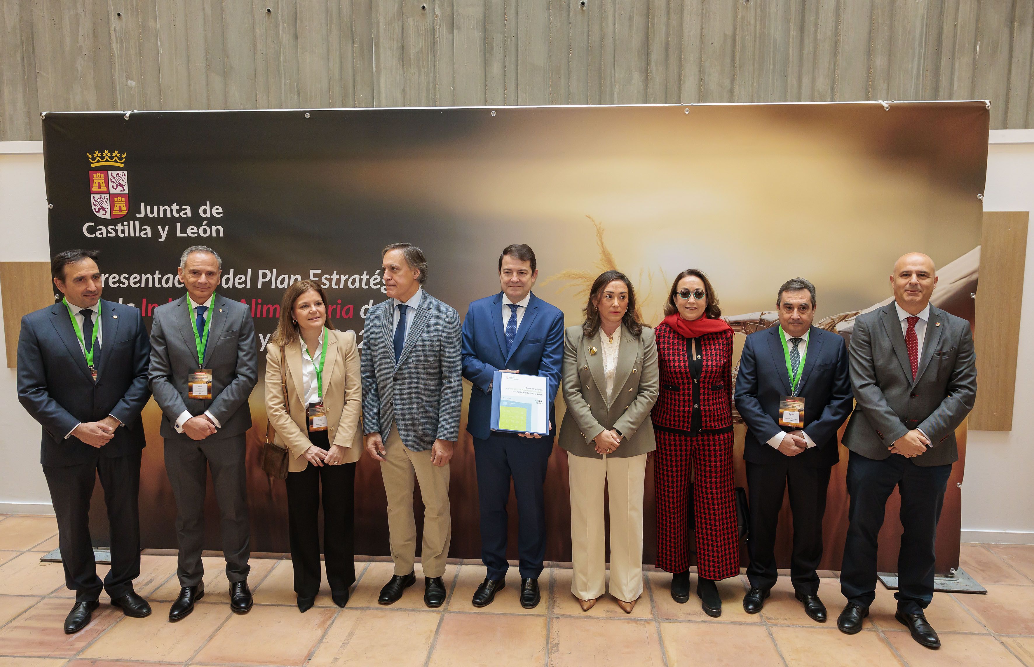 Mañueco presenta el Plan Estratégico de la Industria Agroalimentaria para ayudar a las empresas y generar empleo joven en este sector prioritario en Castilla y León