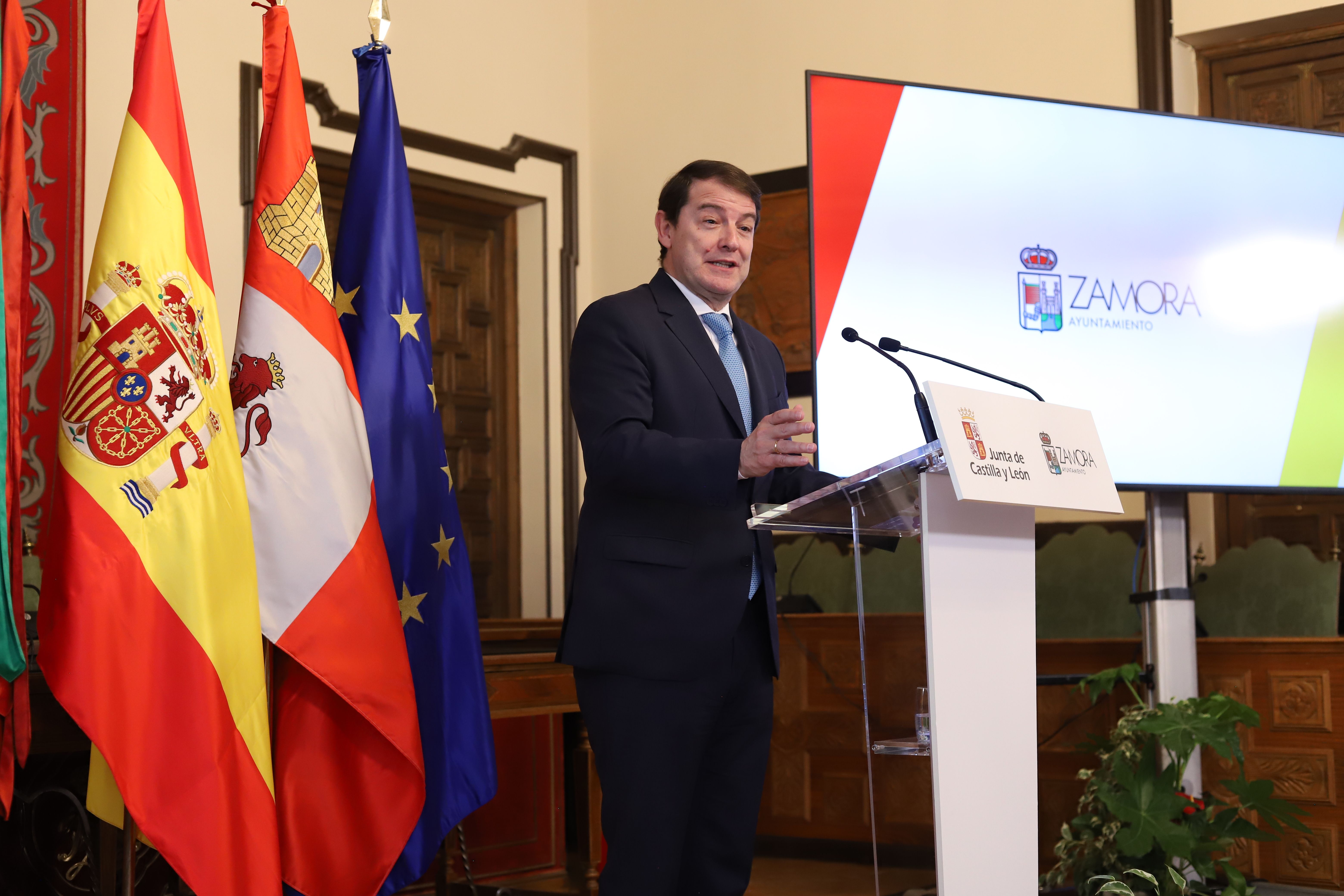 Visita de Alfonso Fernández Mañueco a las obras del Mercado de Abastos